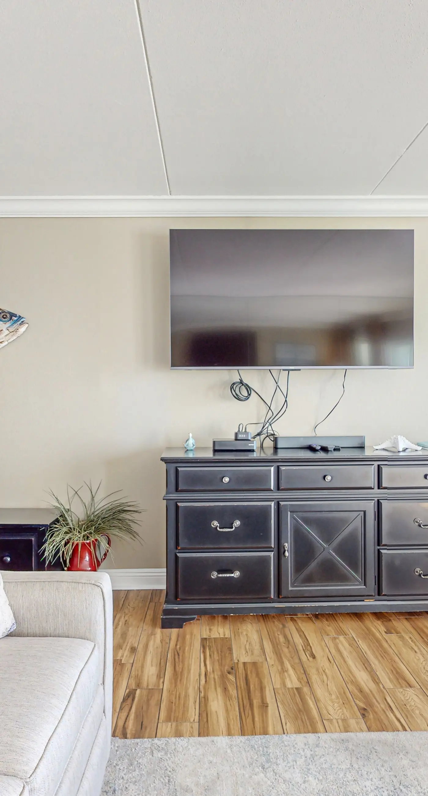 Island Echos 6M. Cozy beachfront home with shared pool, private balcony and beach access