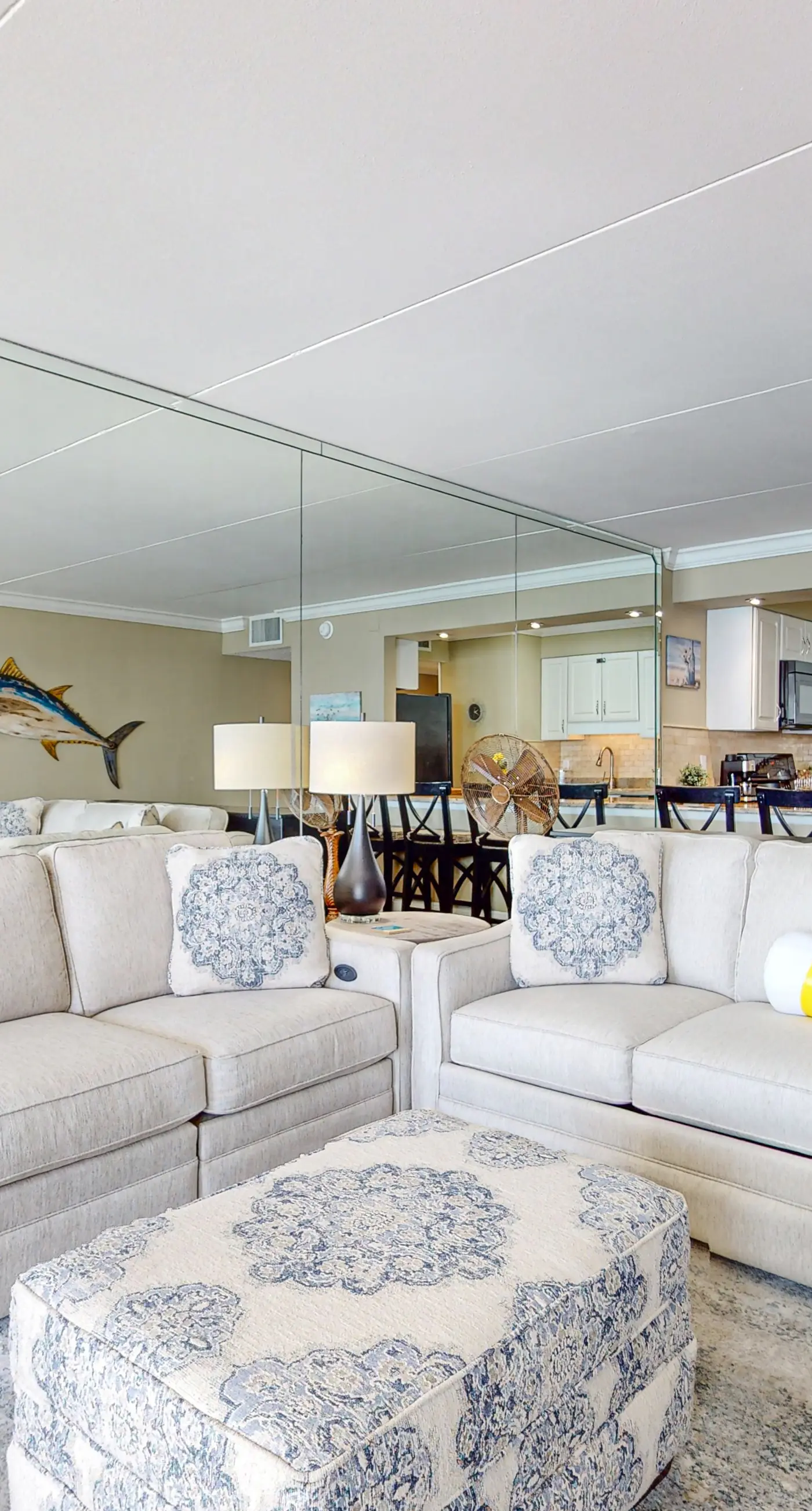 Island Echos 6M. Cozy beachfront home with shared pool, private balcony and beach access