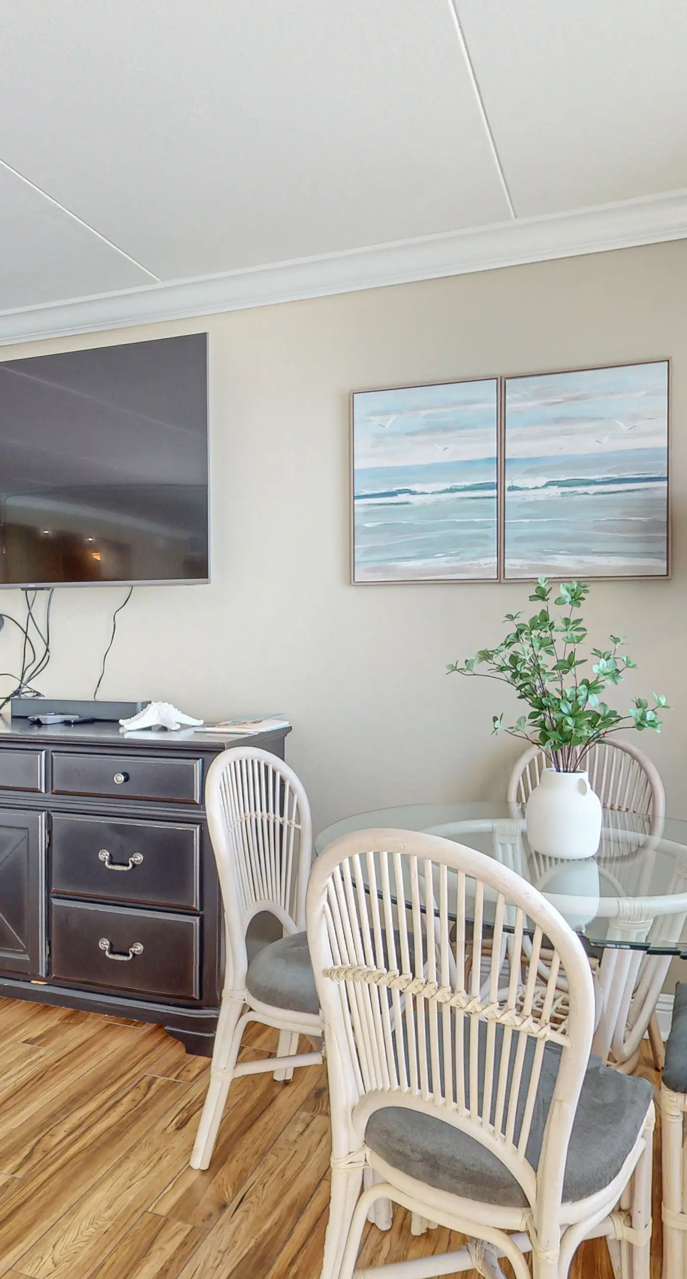 Island Echos 6M. Cozy beachfront home with shared pool, private balcony and beach access