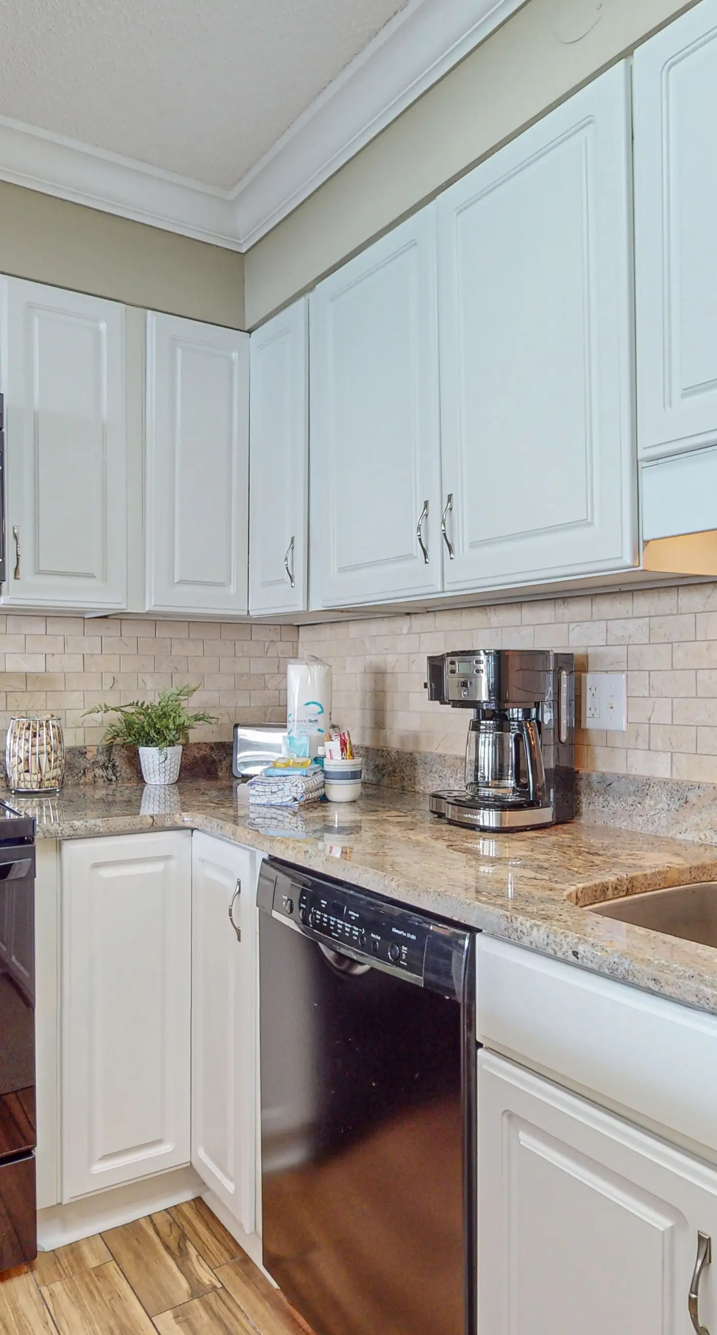 Island Echos 6M. Cozy beachfront home with shared pool, private balcony and beach access