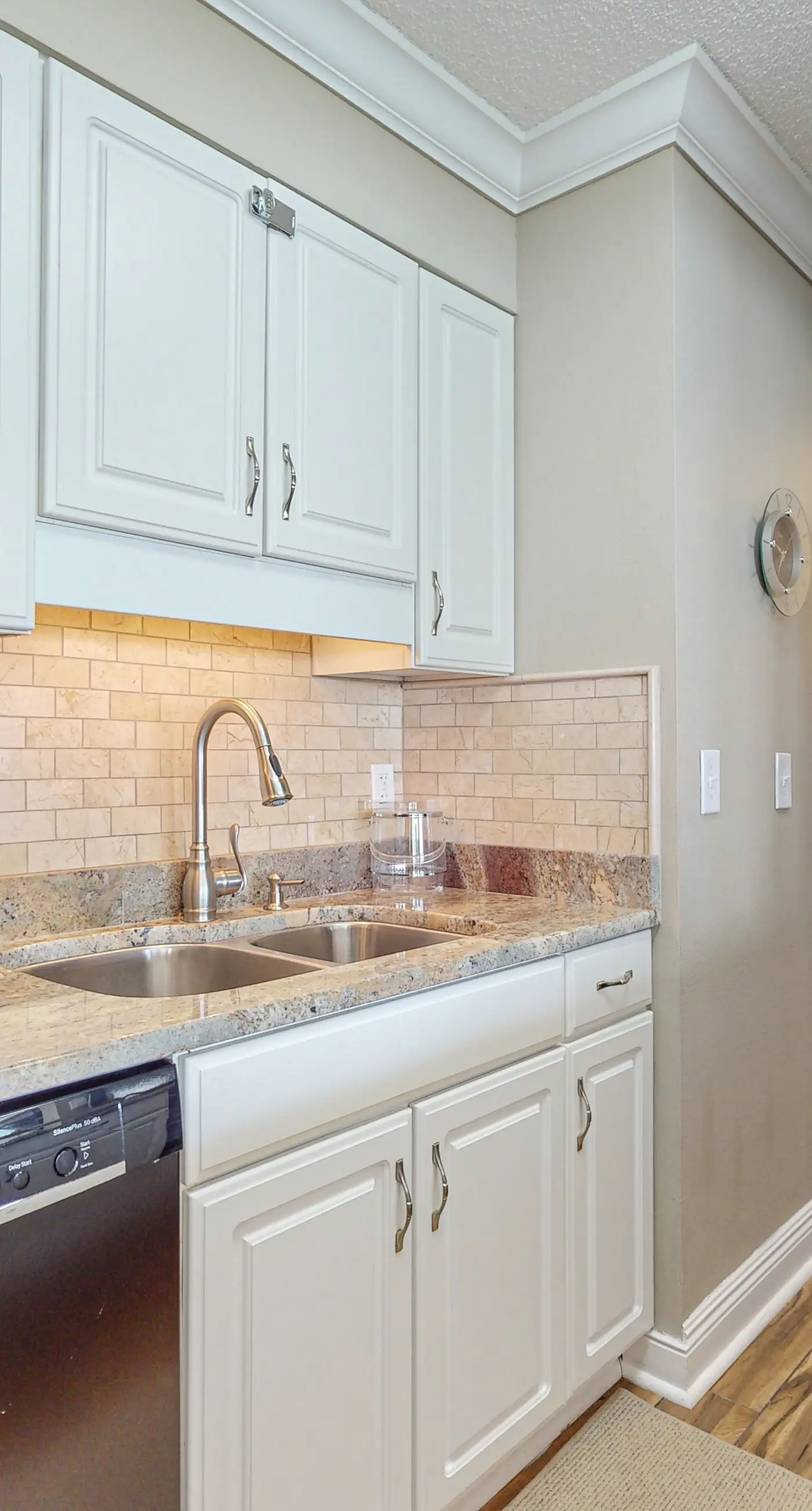 Island Echos 6M. Cozy beachfront home with shared pool, private balcony and beach access