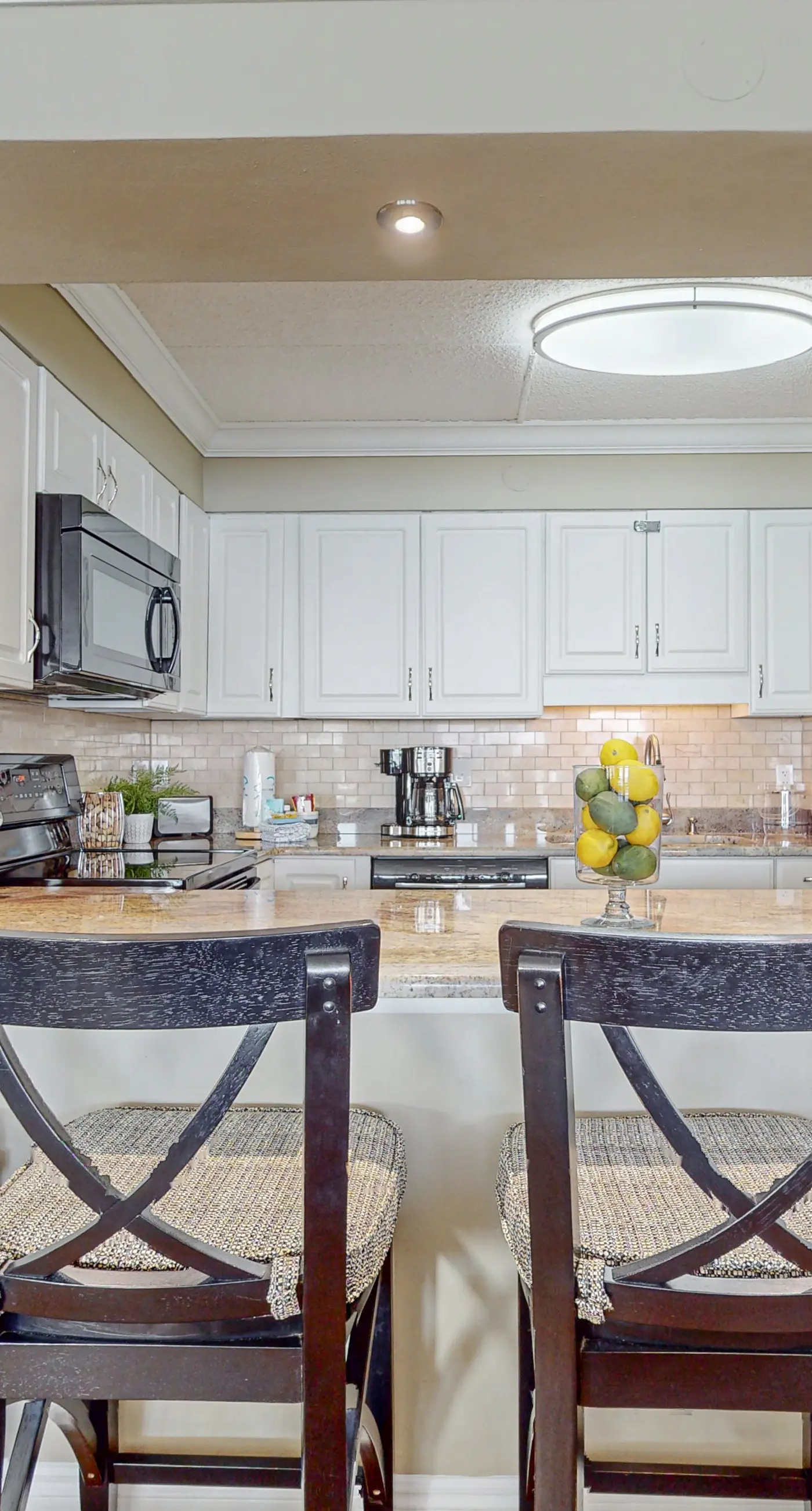 Island Echos 6M. Cozy beachfront home with shared pool, private balcony and beach access