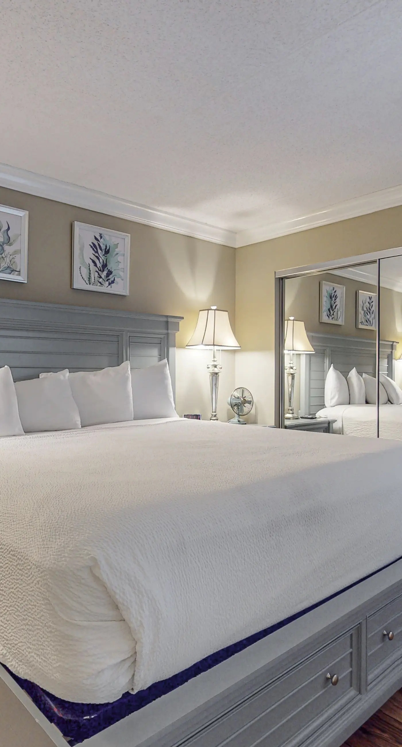 Island Echos 6M. Cozy beachfront home with shared pool, private balcony and beach access