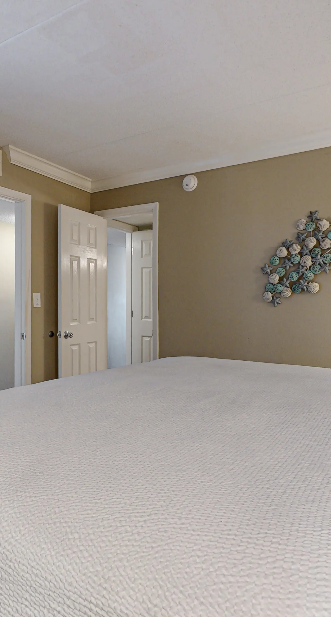 Island Echos 6M. Cozy beachfront home with shared pool, private balcony and beach access