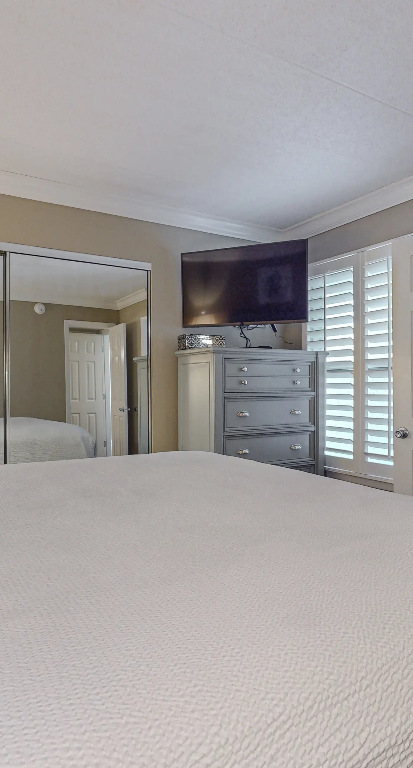 Island Echos 6M. Cozy beachfront home with shared pool, private balcony and beach access