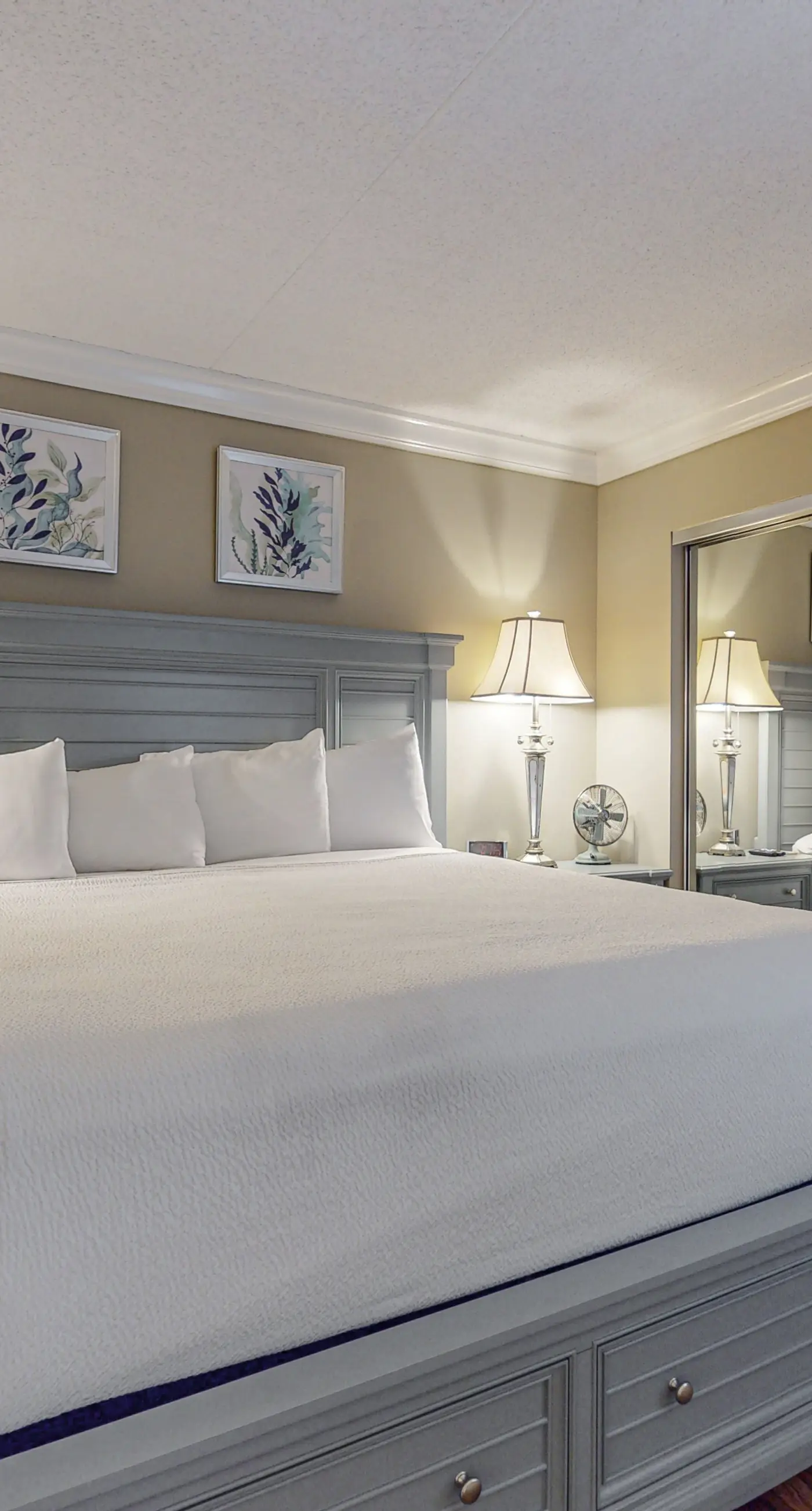 Island Echos 6M. Cozy beachfront home with shared pool, private balcony and beach access