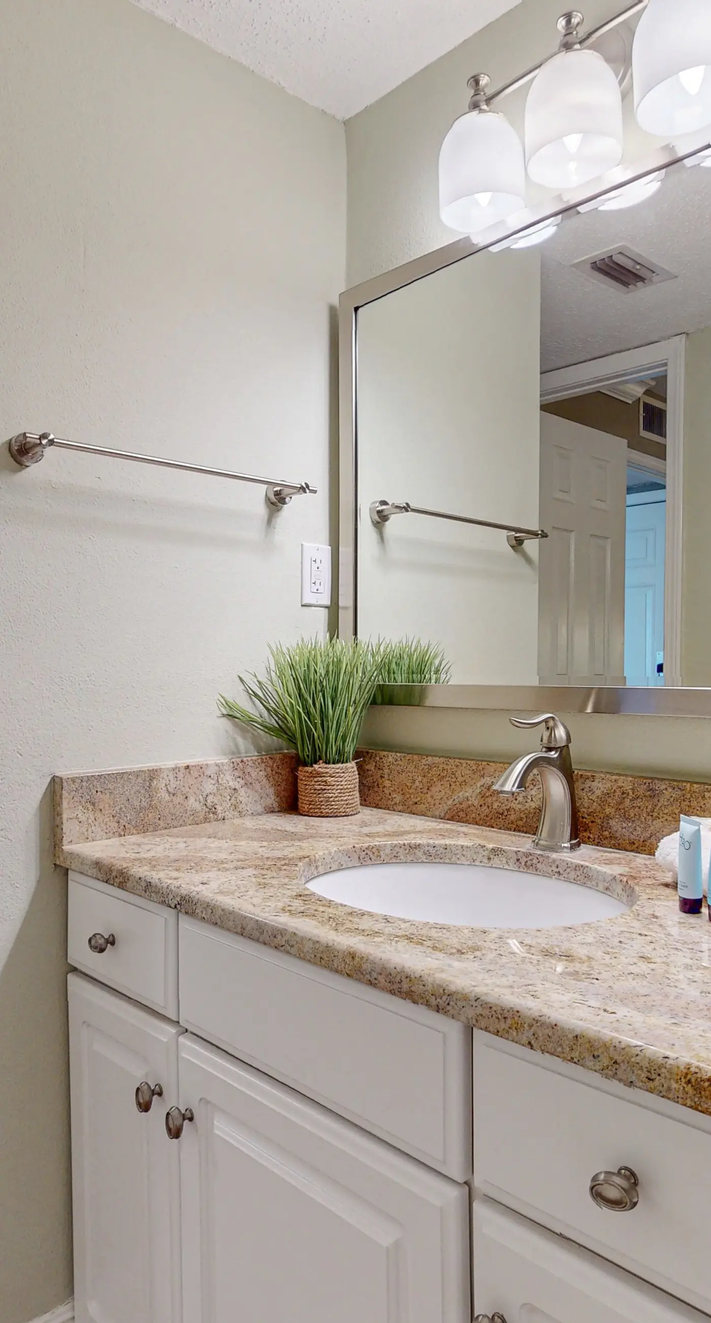 Island Echos 6M. Cozy beachfront home with shared pool, private balcony and beach access