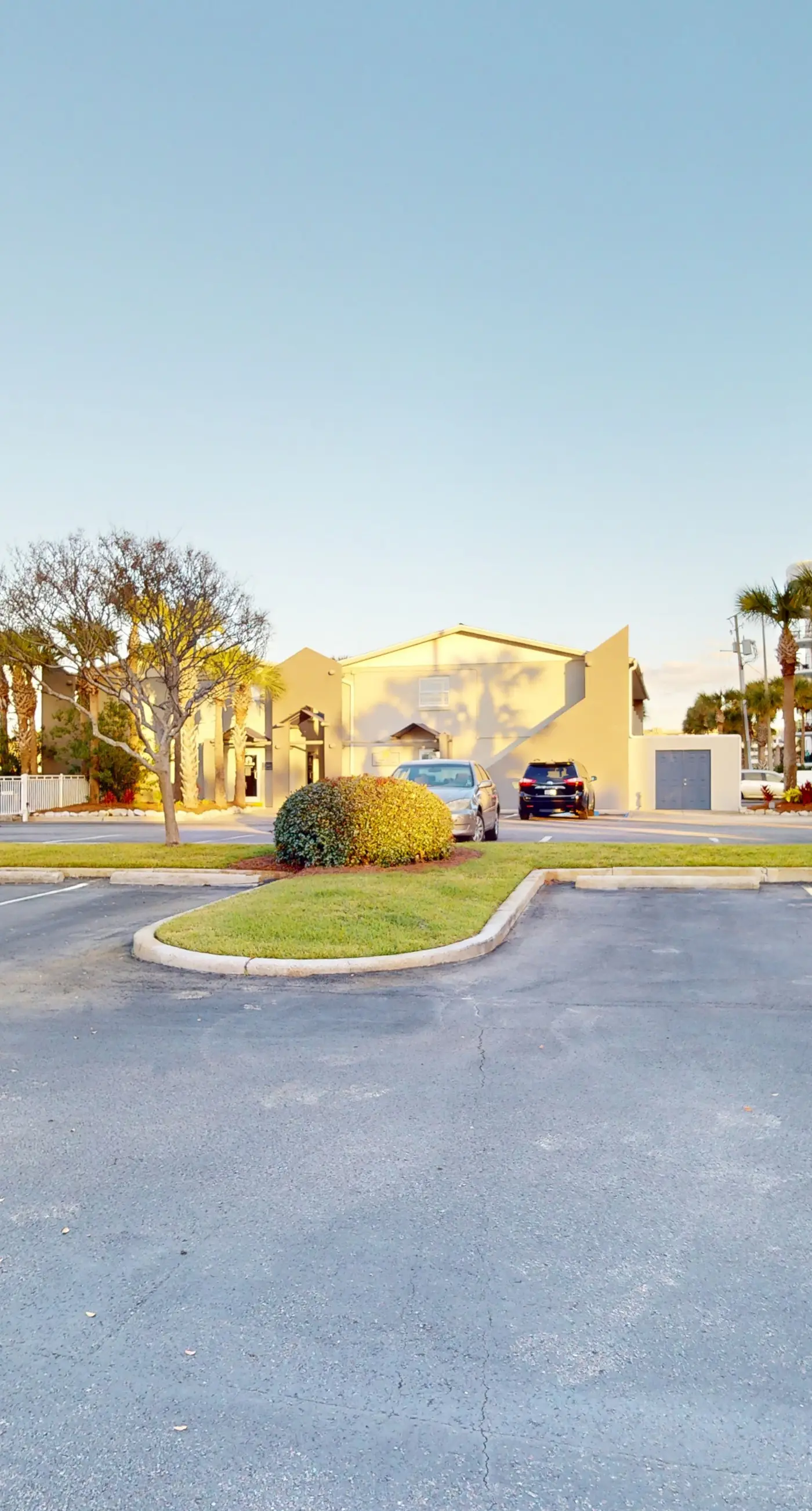 Island Echos 6M. Cozy beachfront home with shared pool, private balcony and beach access