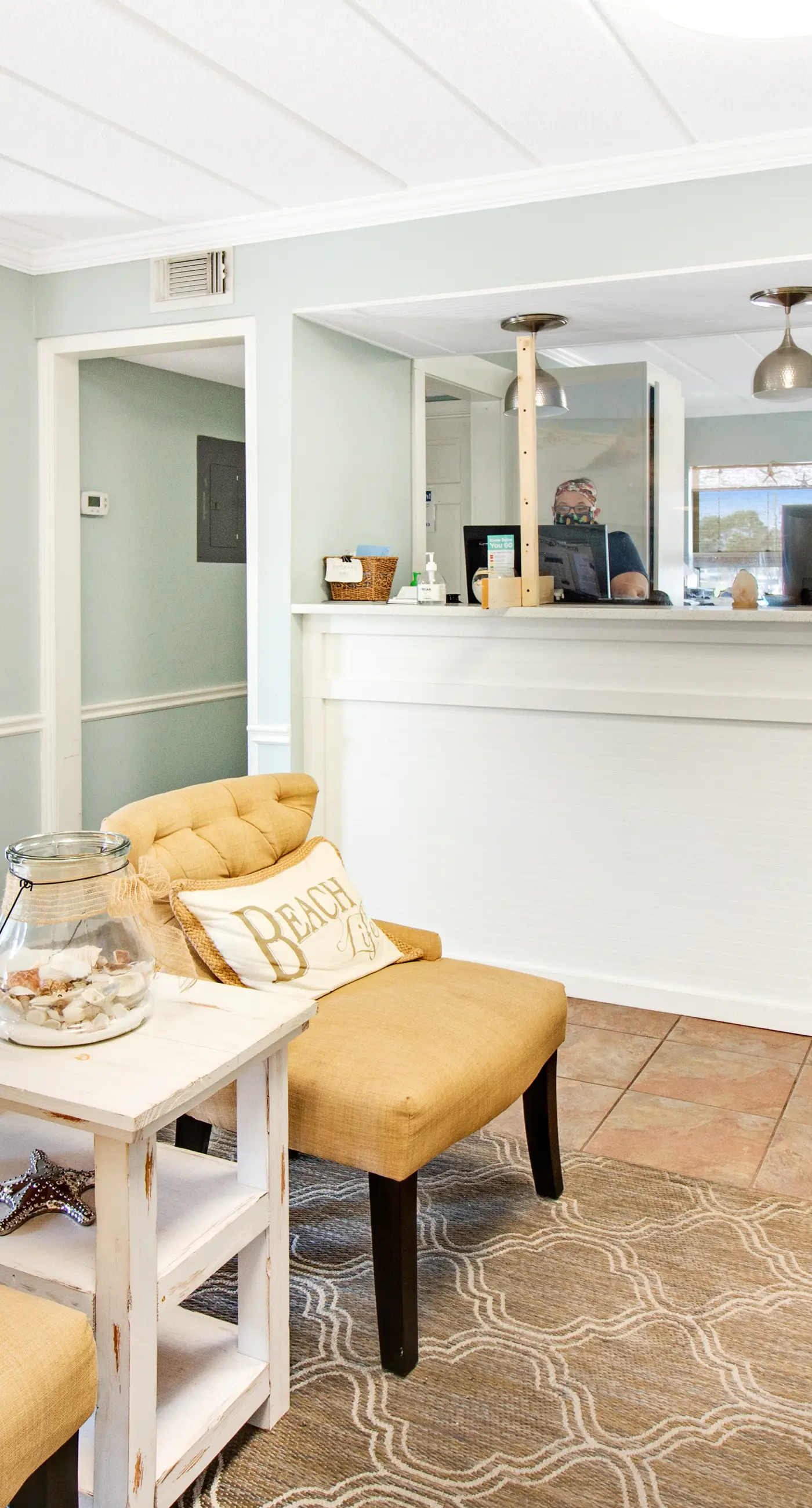 Island Echos 6M. Cozy beachfront home with shared pool, private balcony and beach access