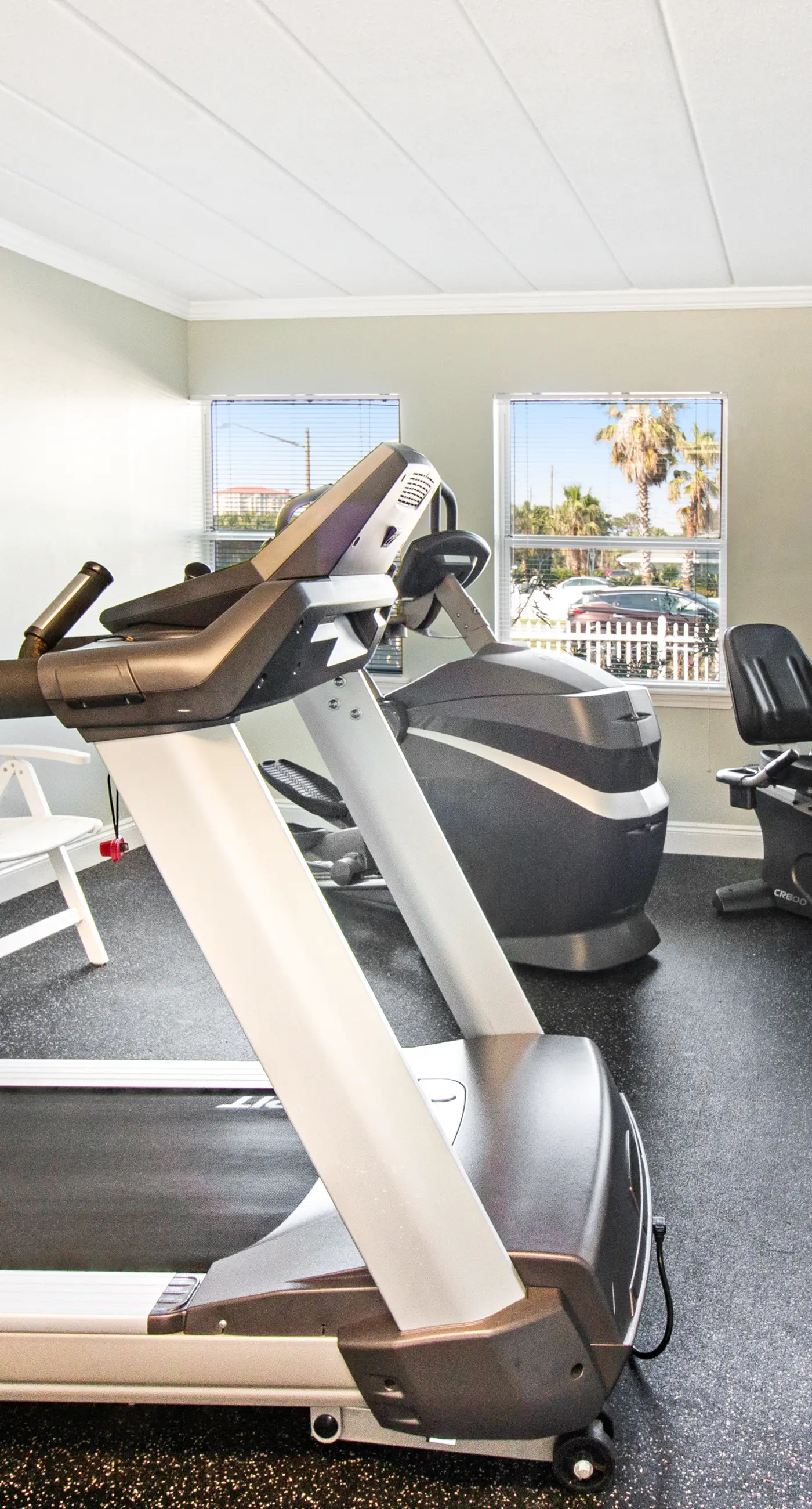 Island Echos 6M. Cozy beachfront home with shared pool, private balcony and beach access