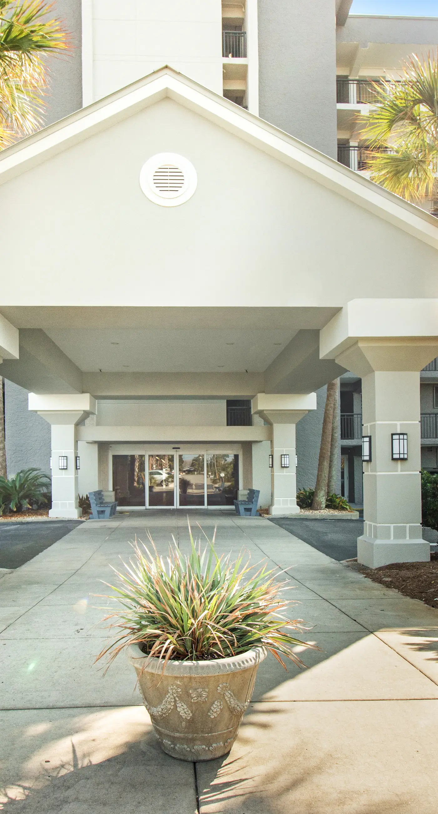 Island Echos 6M. Cozy beachfront home with shared pool, private balcony and beach access