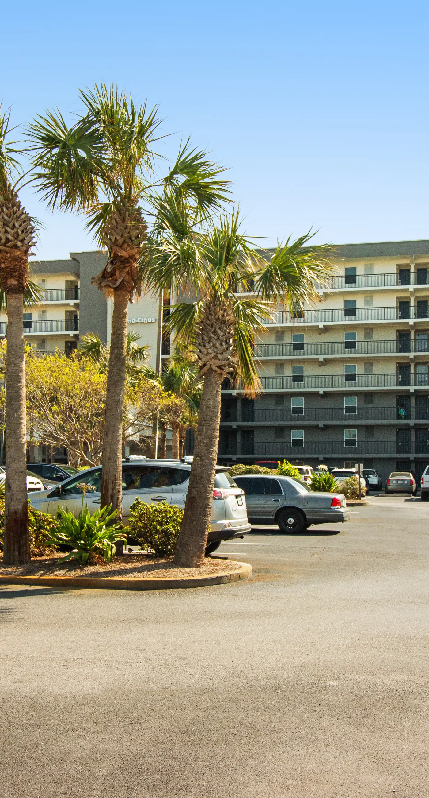 Island Echos 6M. Cozy beachfront home with shared pool, private balcony and beach access