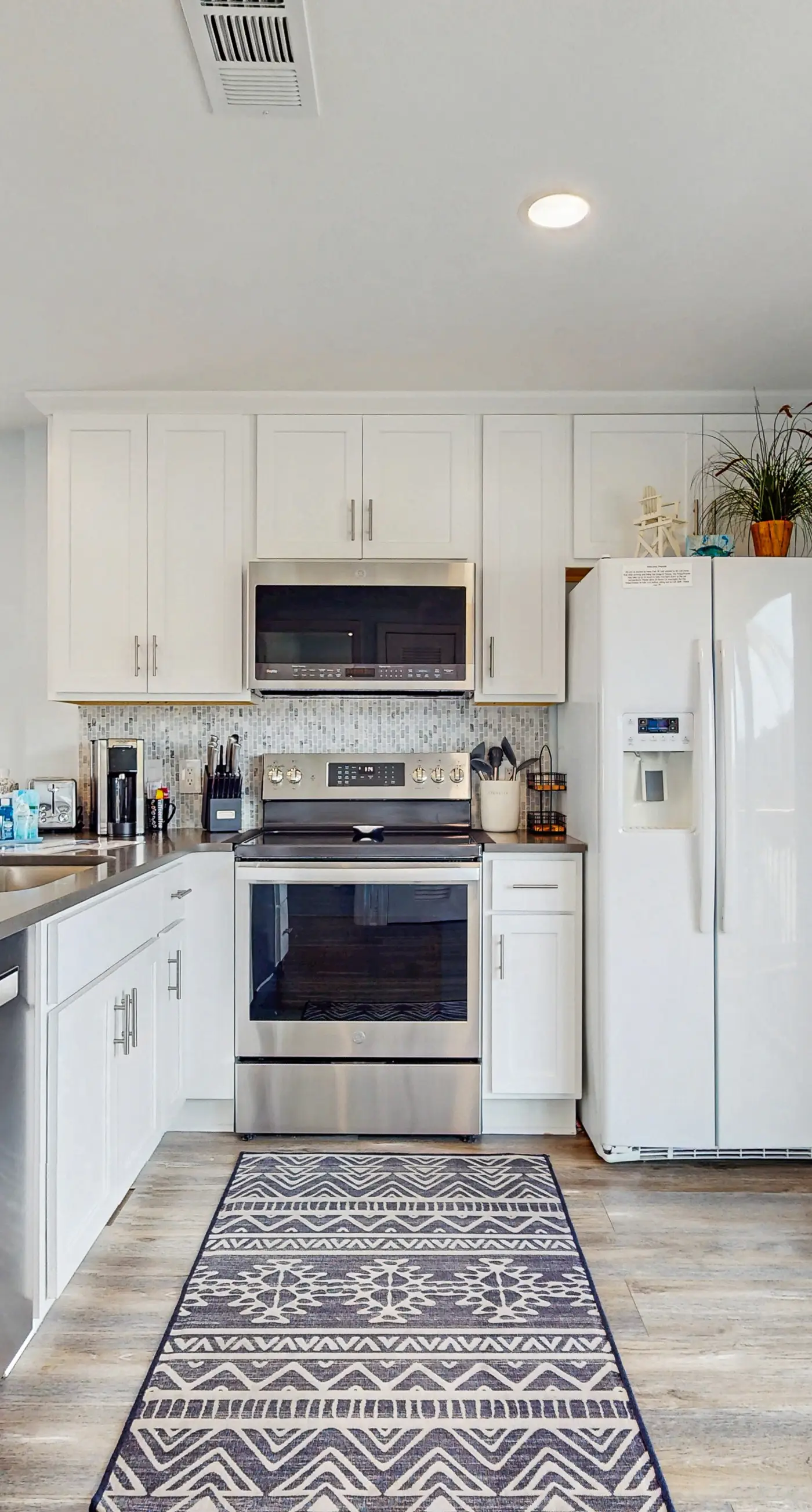 Island Gardens 201 - Cozy coastal condo, dog friendly with easy beach access and close to everything