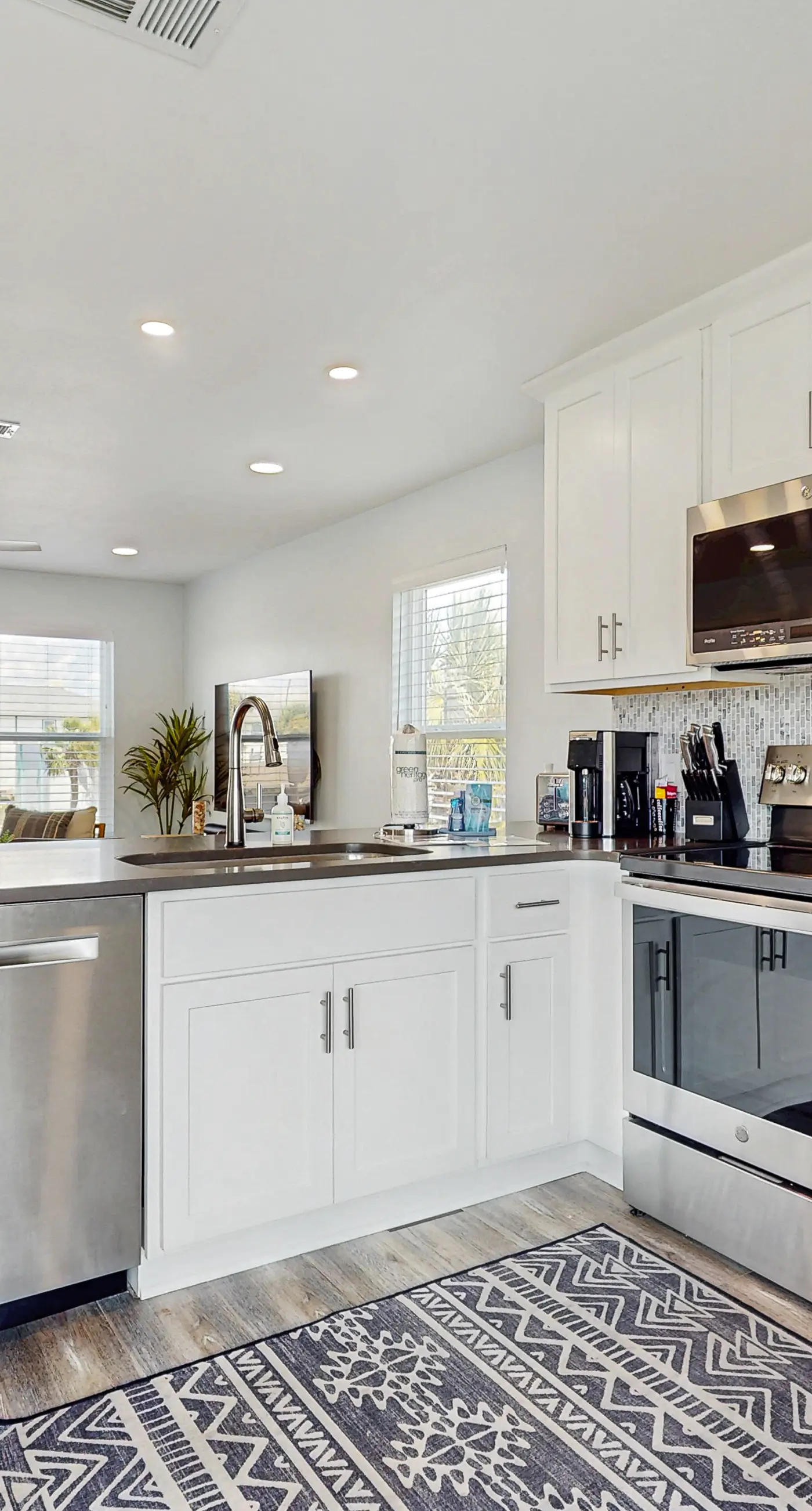 Island Gardens 201 - Cozy coastal condo, dog friendly with easy beach access and close to everything