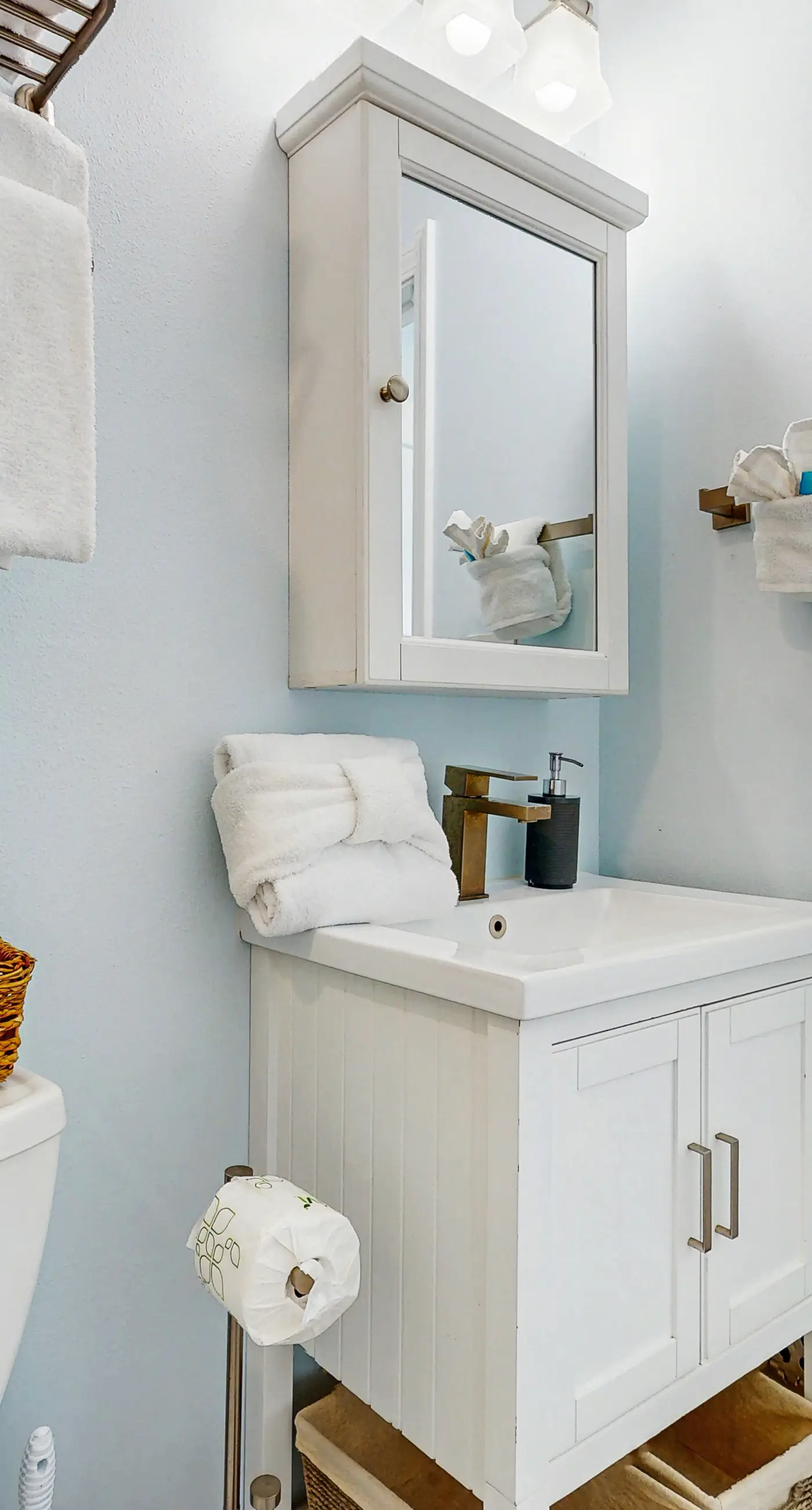 Island Gardens 201 - Cozy coastal condo, dog friendly with easy beach access and close to everything