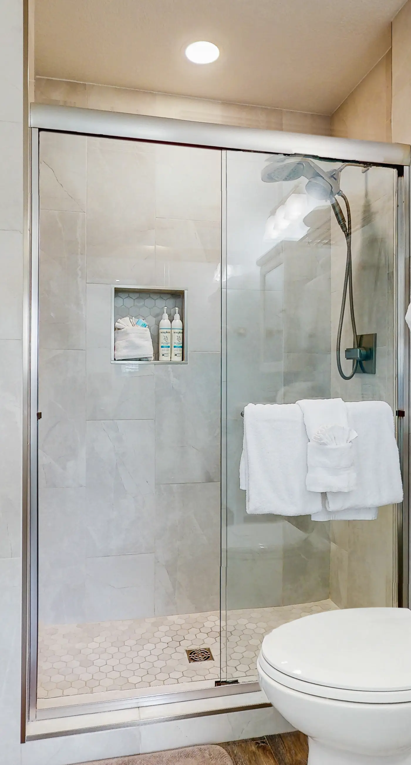 Island Gardens 201 - Cozy coastal condo, dog friendly with easy beach access and close to everything