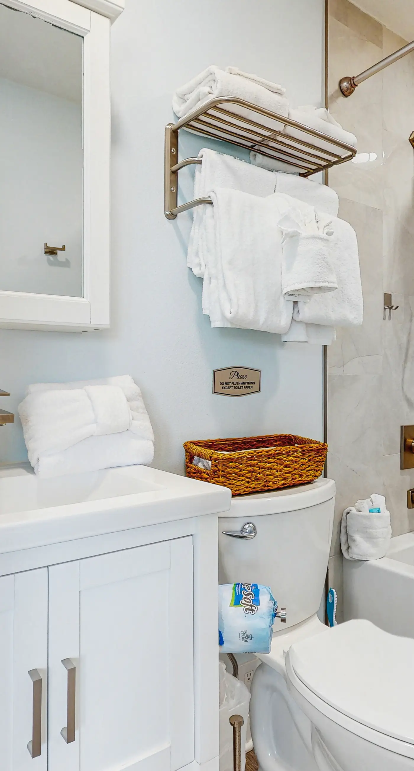 Island Gardens 201 - Cozy coastal condo, dog friendly with easy beach access and close to everything