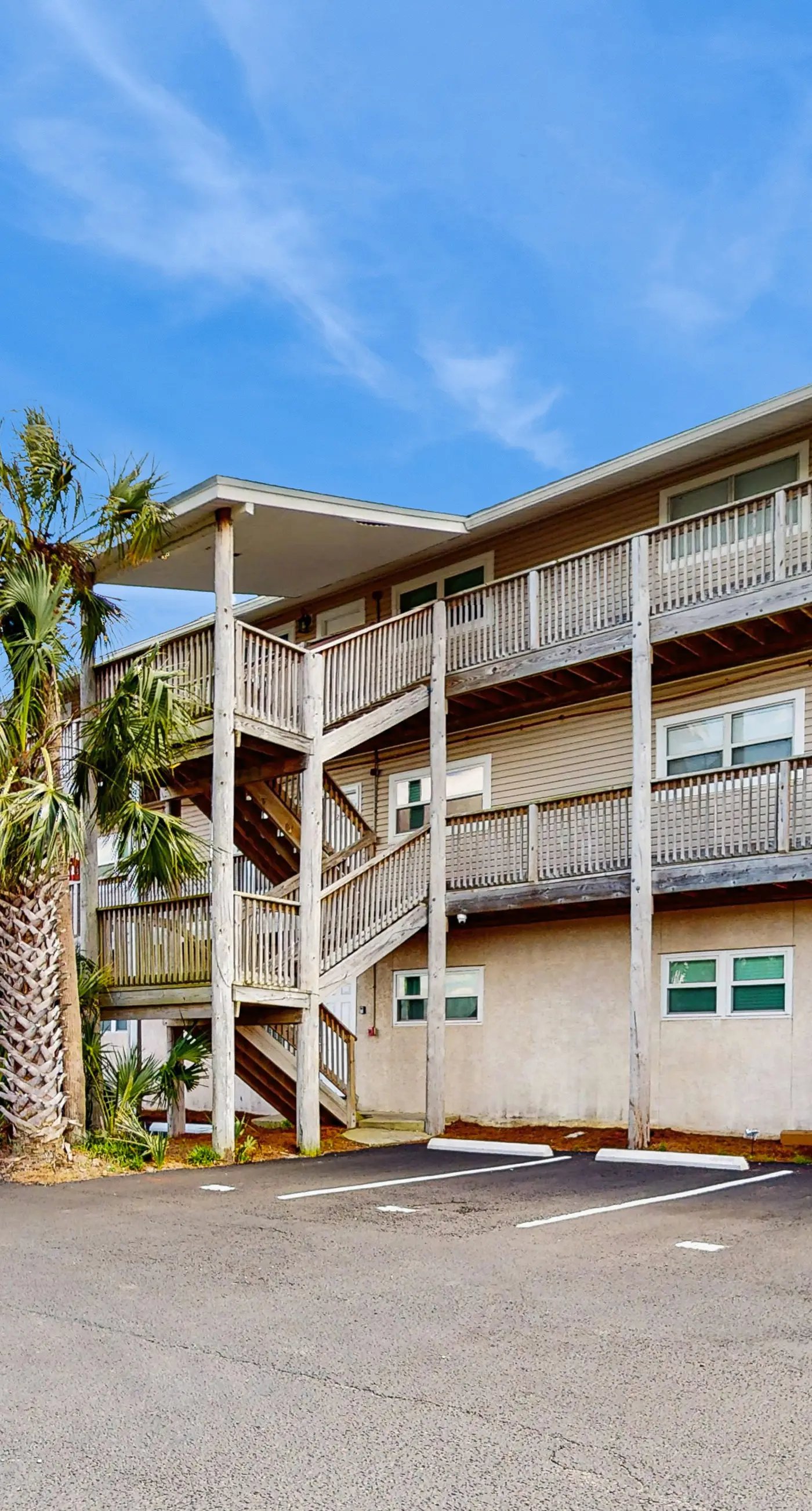 Island Gardens 201 - Cozy coastal condo, dog friendly with easy beach access and close to everything