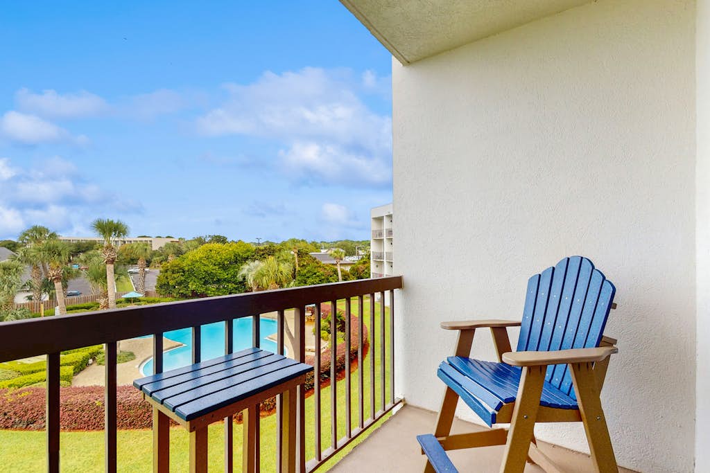 Cozy, waterfront studio condo with pool, dock & beach access