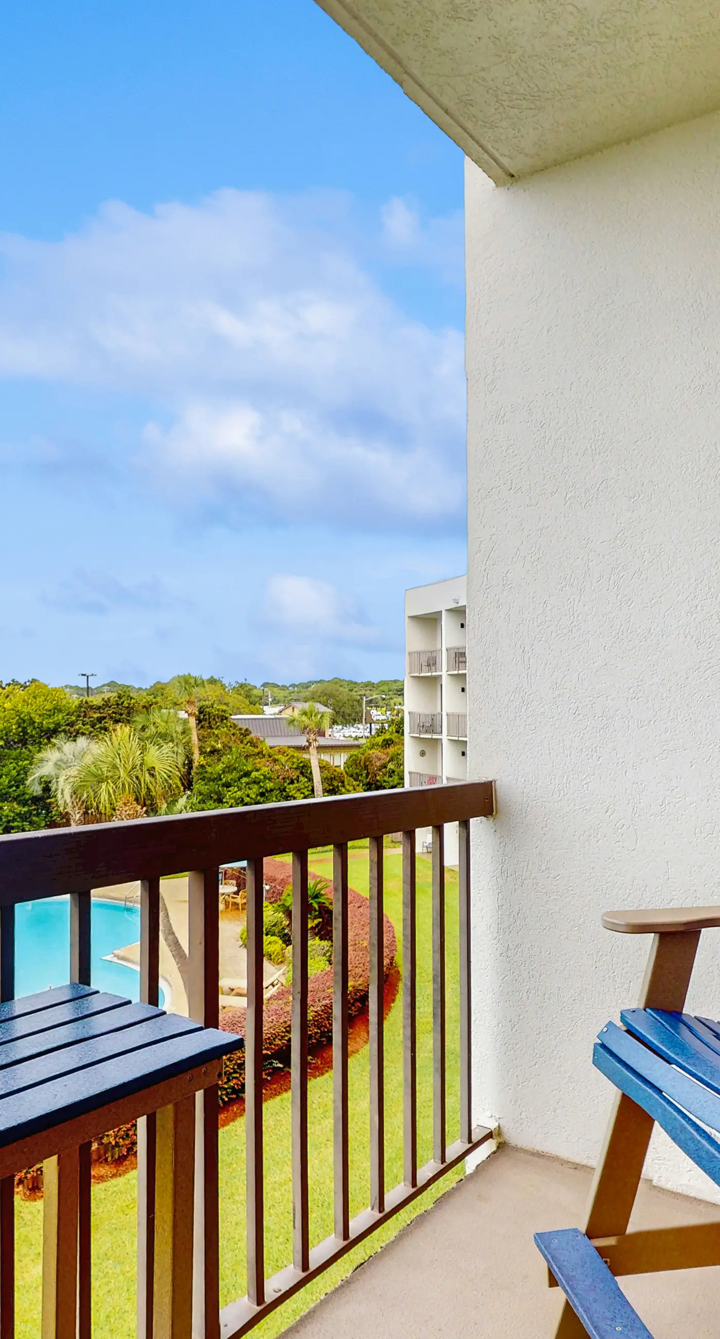 Cozy, waterfront studio condo with pool, dock & beach access