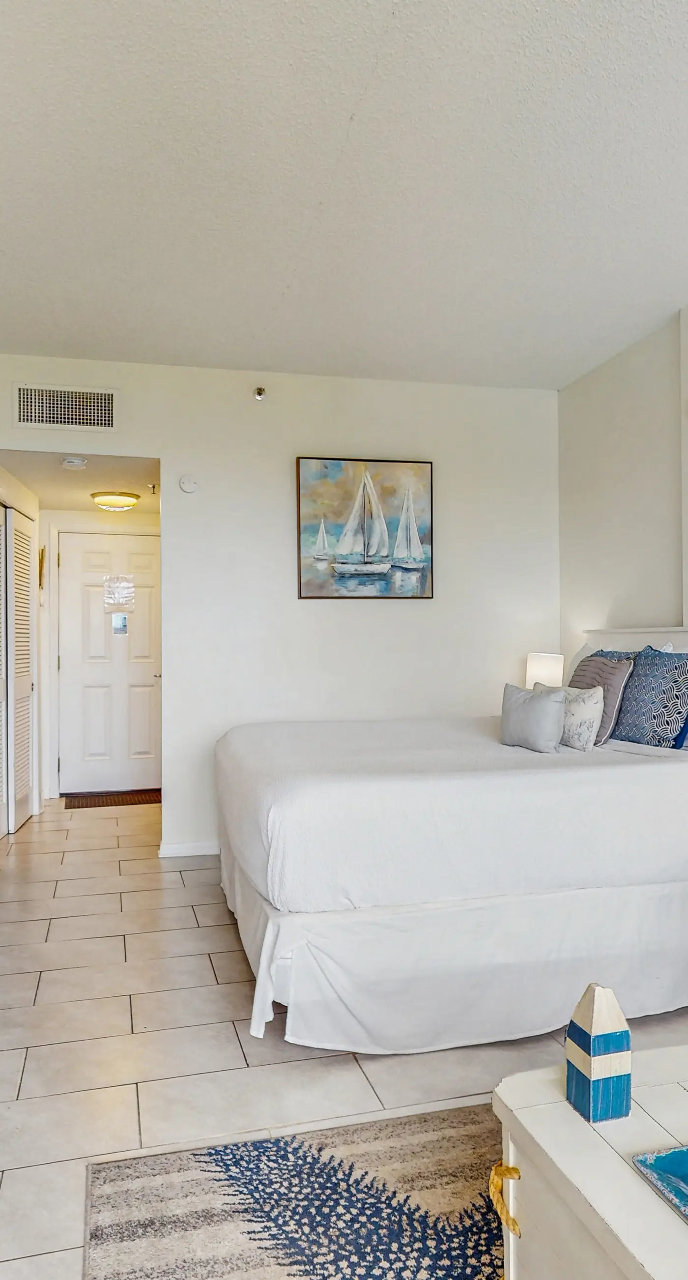 Cozy, waterfront studio condo with pool, dock & beach access