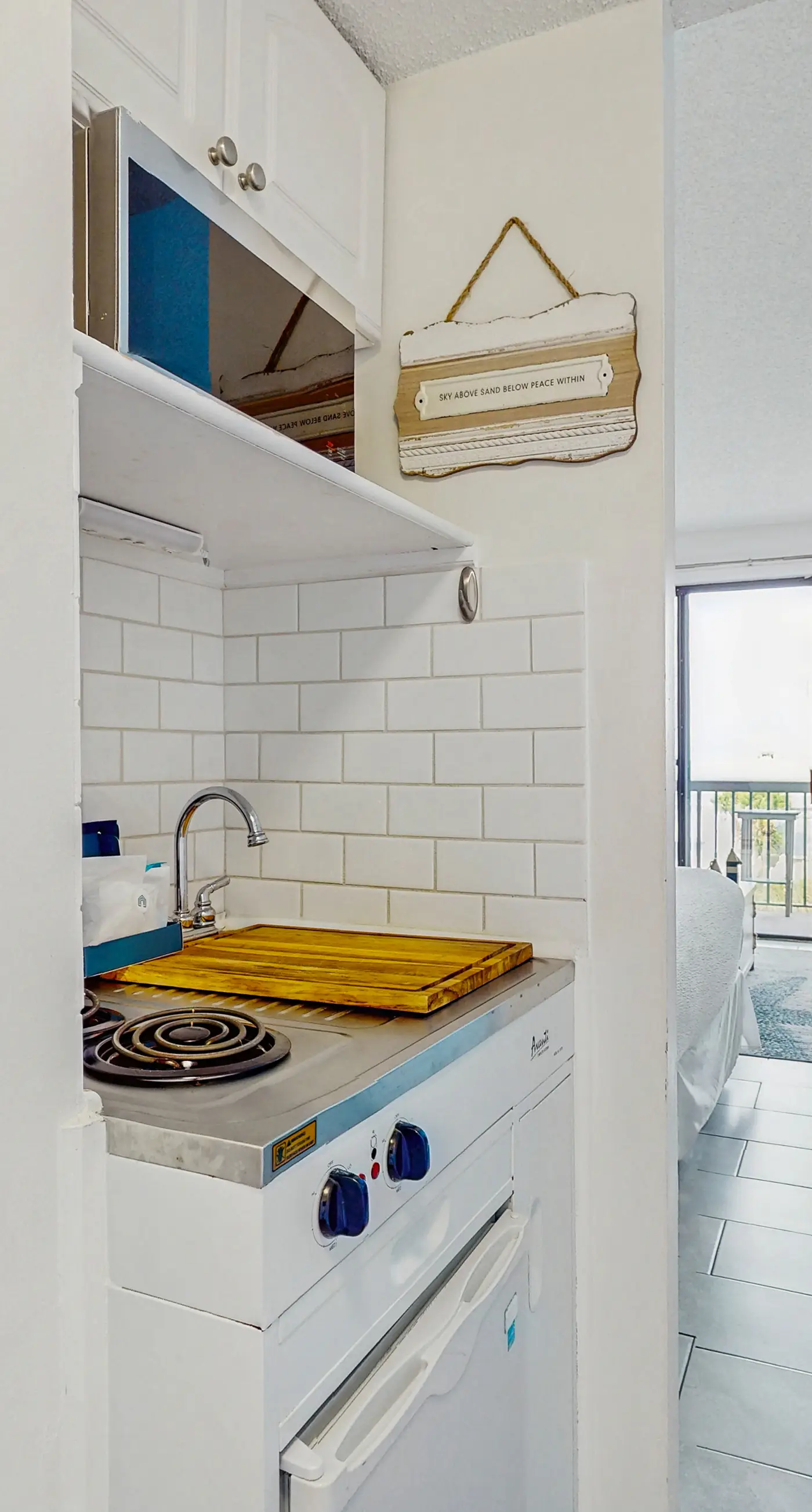 Cozy, waterfront studio condo with pool, dock & beach access