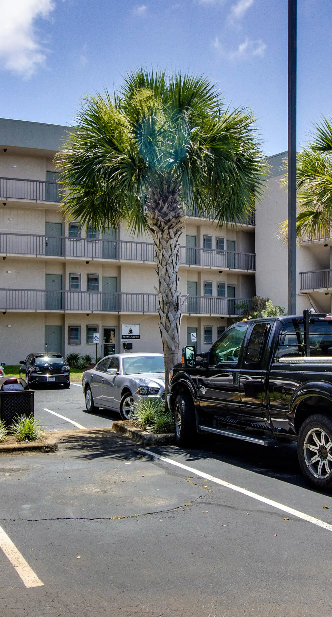 Cozy, waterfront studio condo with pool, dock & beach access