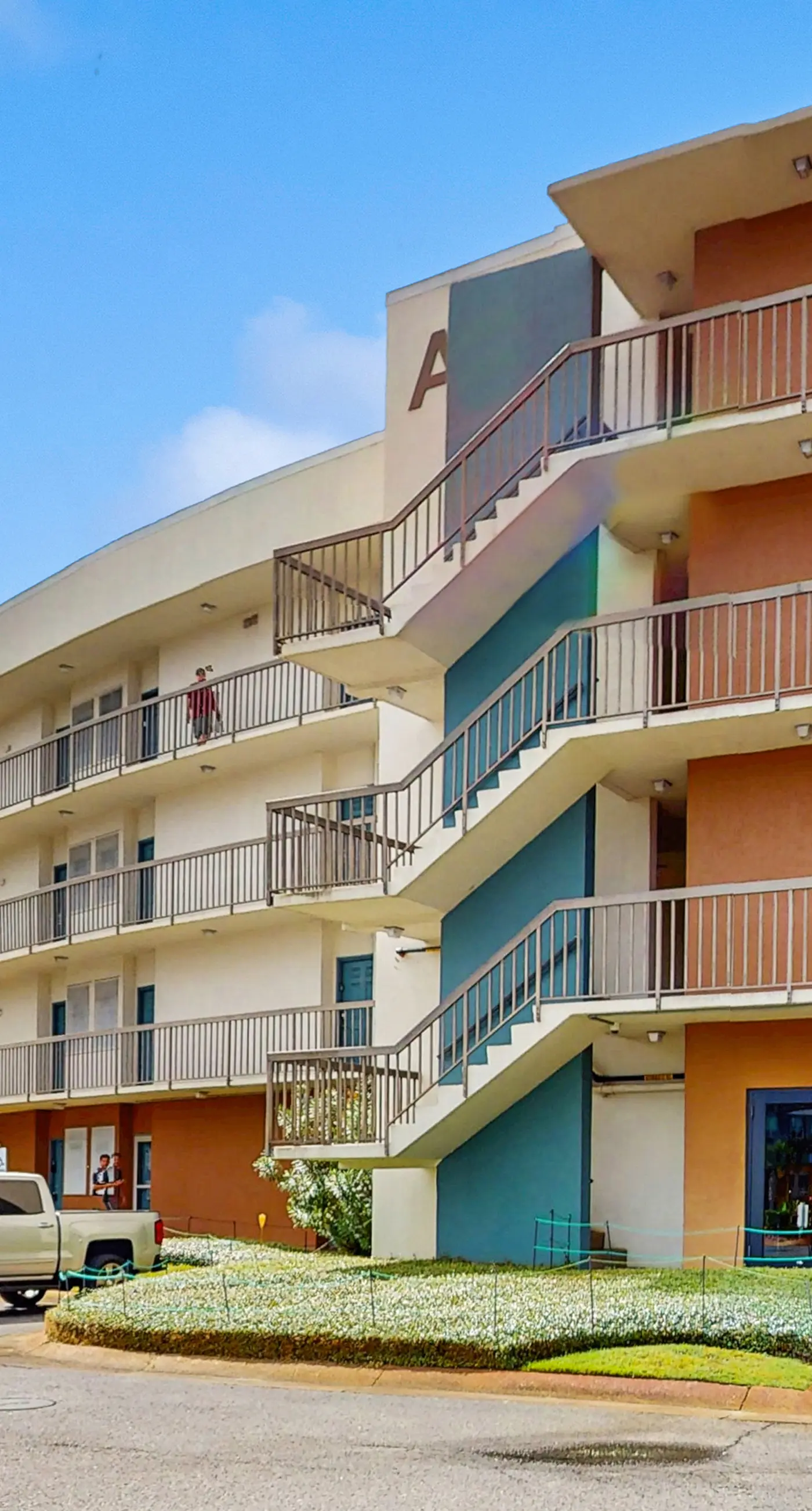 Cozy, waterfront studio condo with pool, dock & beach access