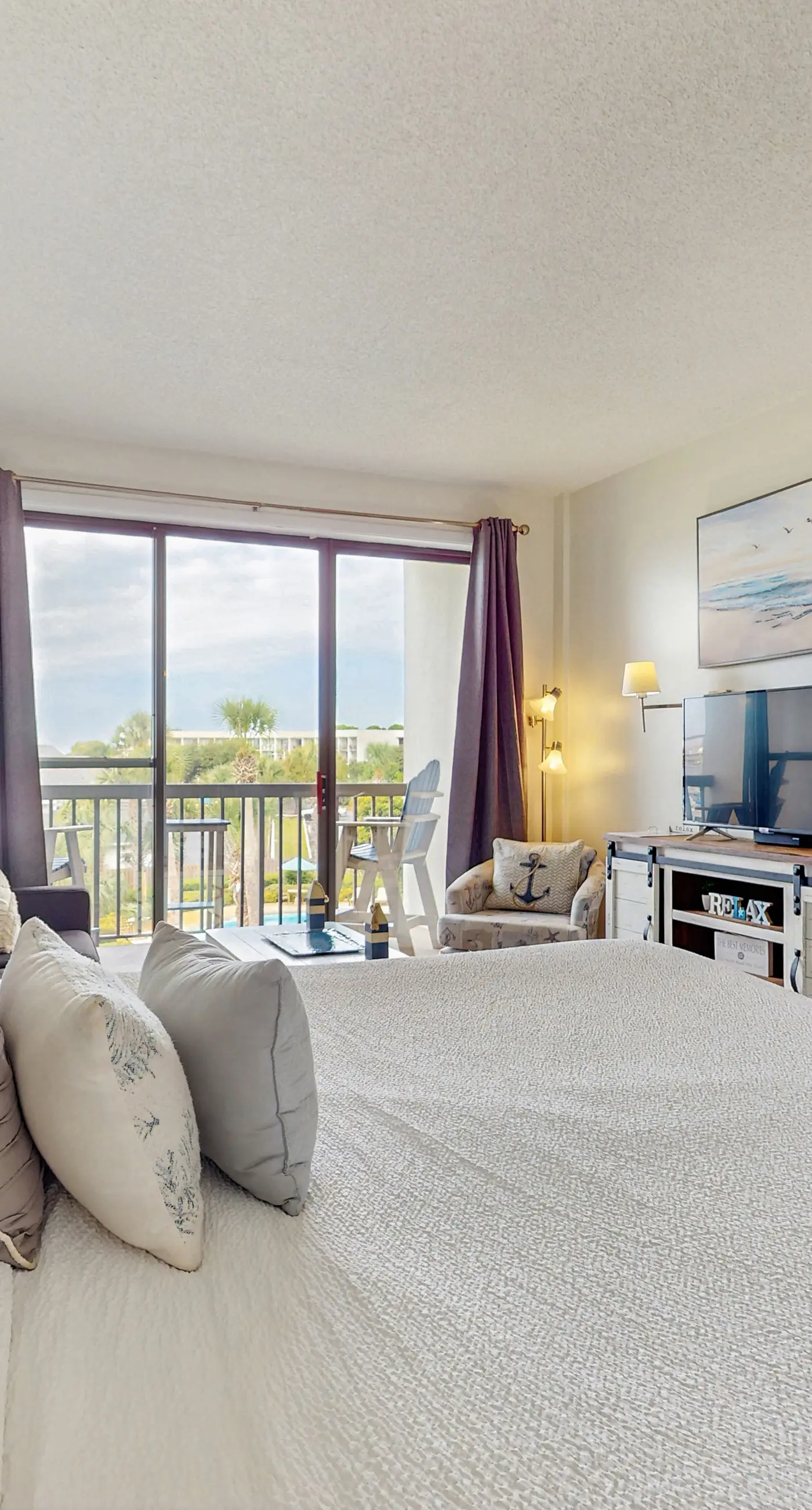 Cozy, waterfront studio condo with pool, dock & beach access