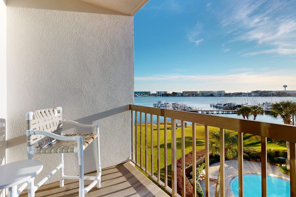 Cozy studio condo with water views, pools & amazing location