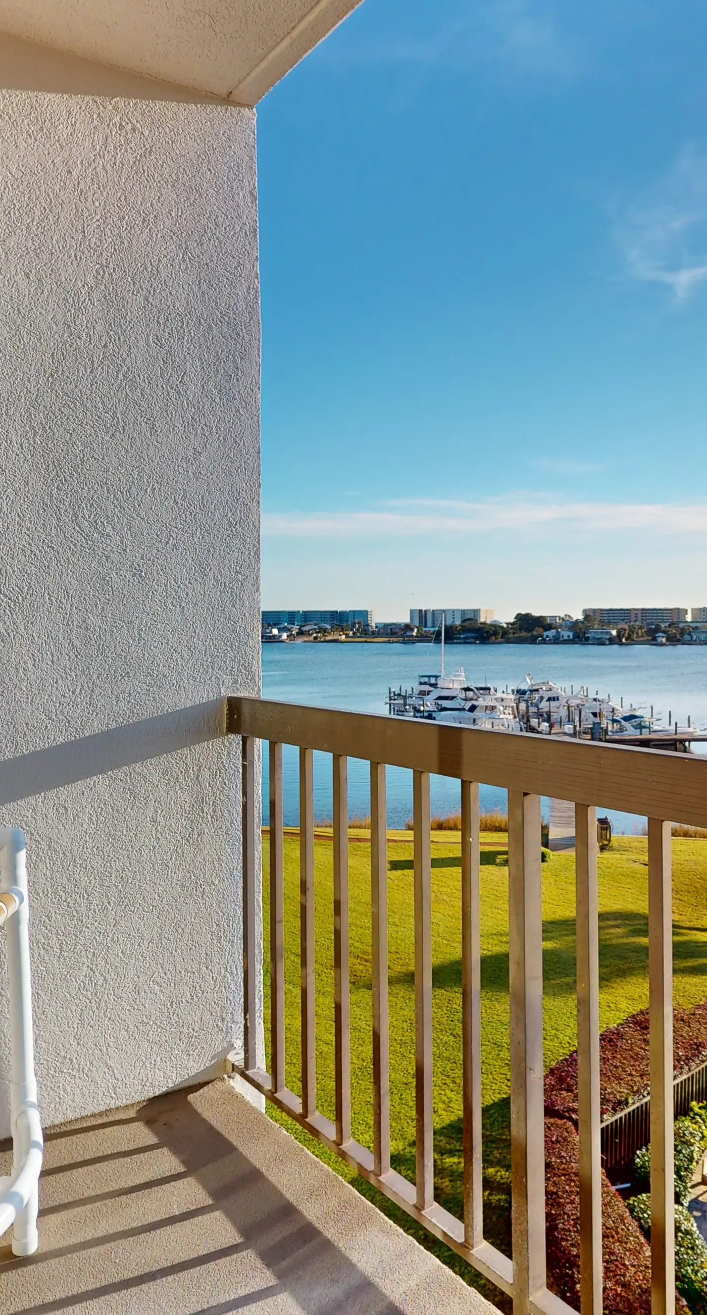 Cozy studio condo with water views, pools & amazing location