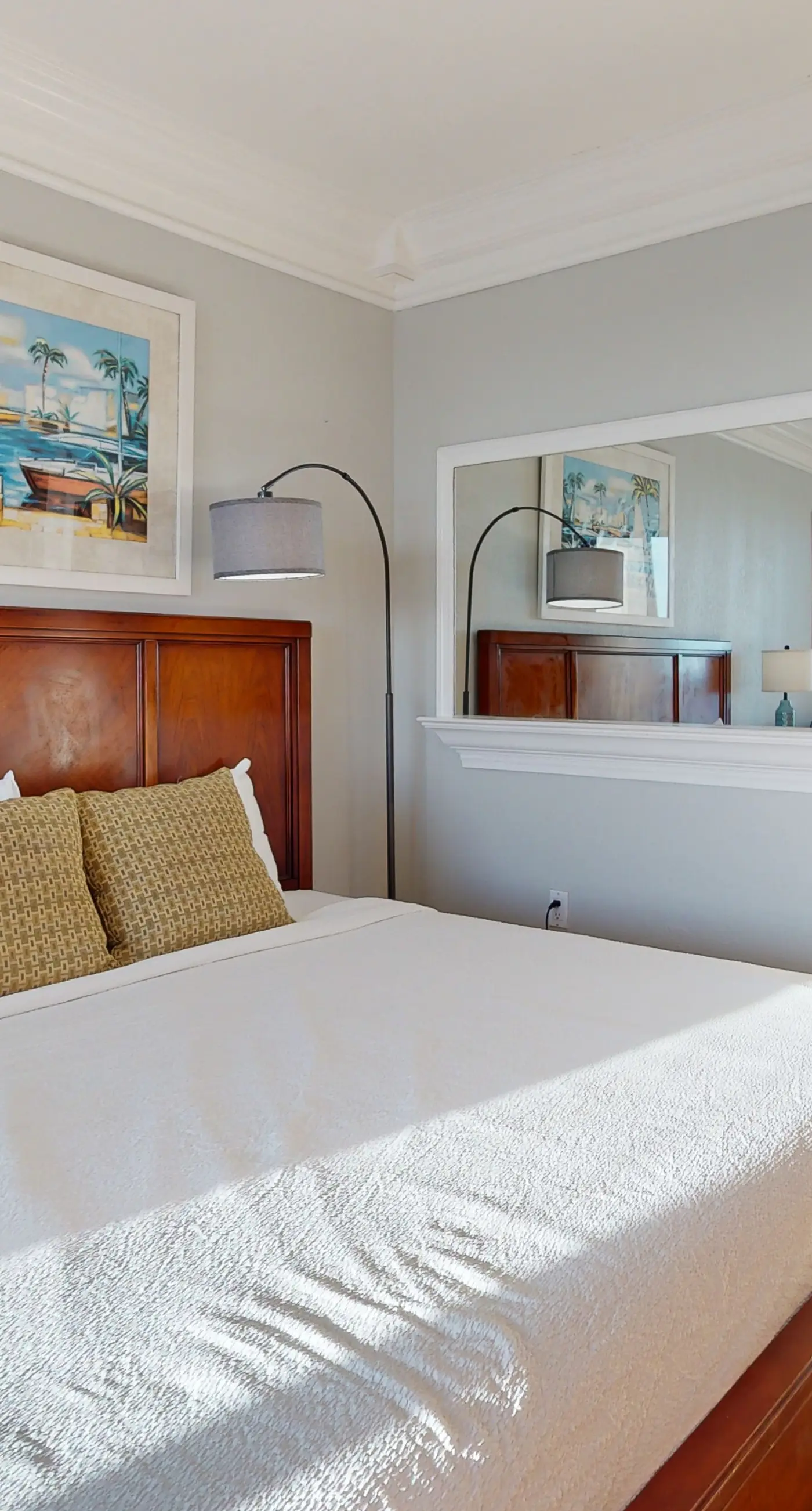 Cozy studio condo with water views, pools & amazing location