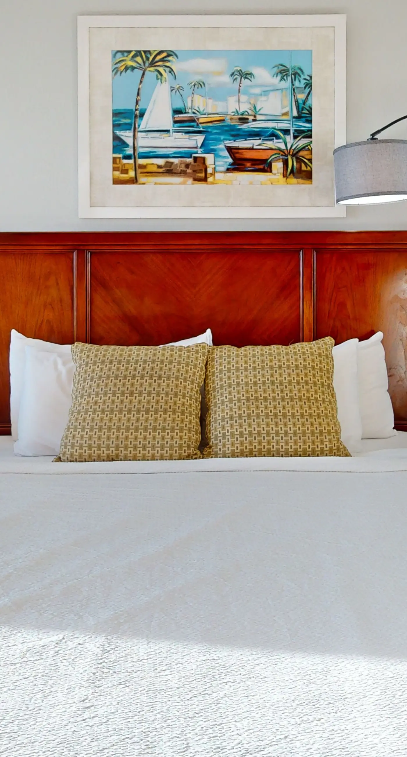 Cozy studio condo with water views, pools & amazing location