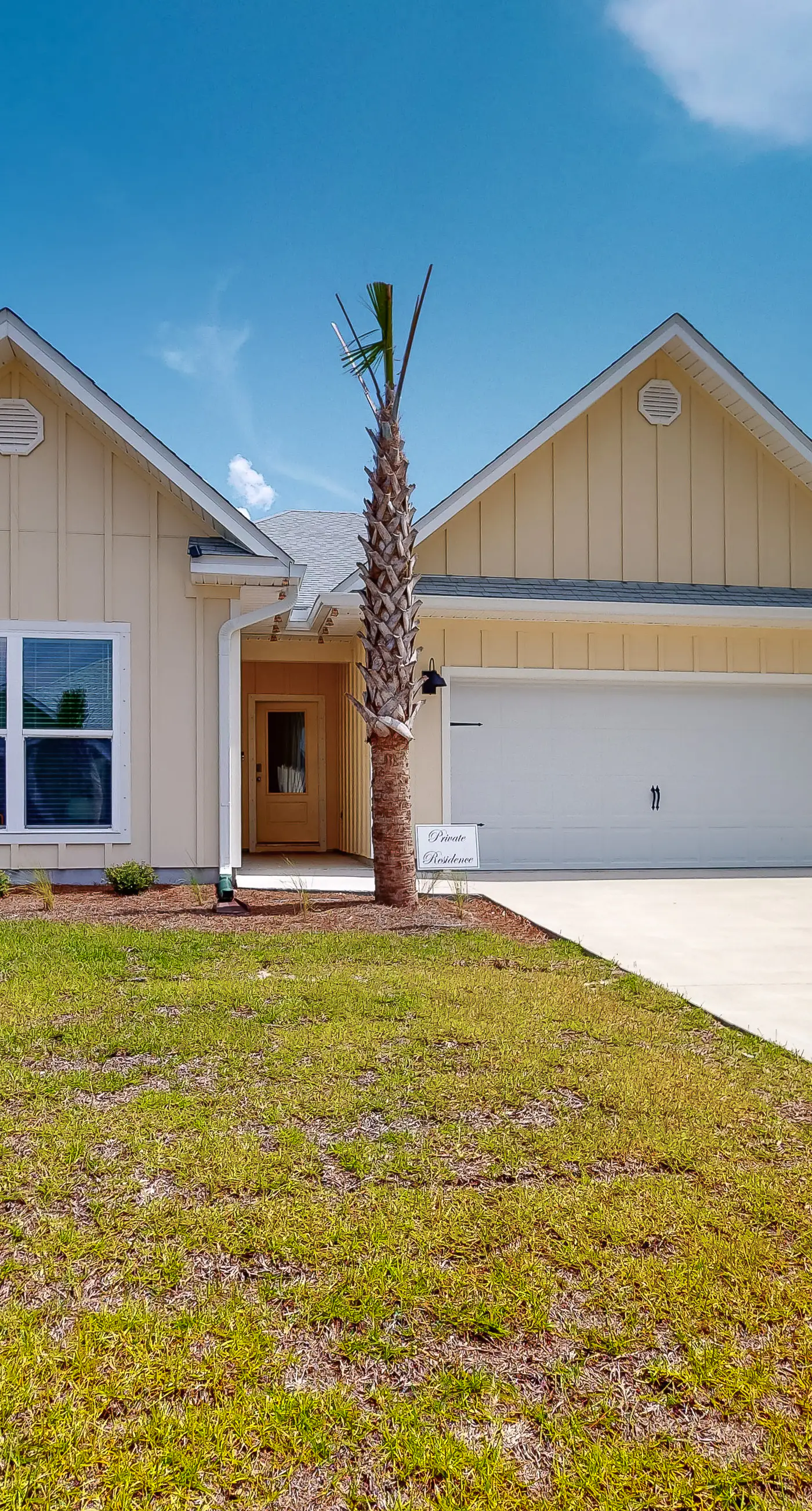 Lovely coastal home with pool access, fast WiFi, screened patio & great location