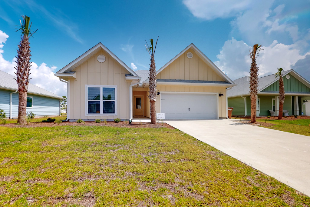 Lovely coastal home with pool access, fast WiFi, screened patio & great location