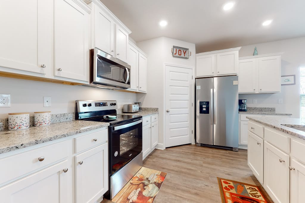 Lovely coastal home with pool access, fast WiFi, screened patio & great location