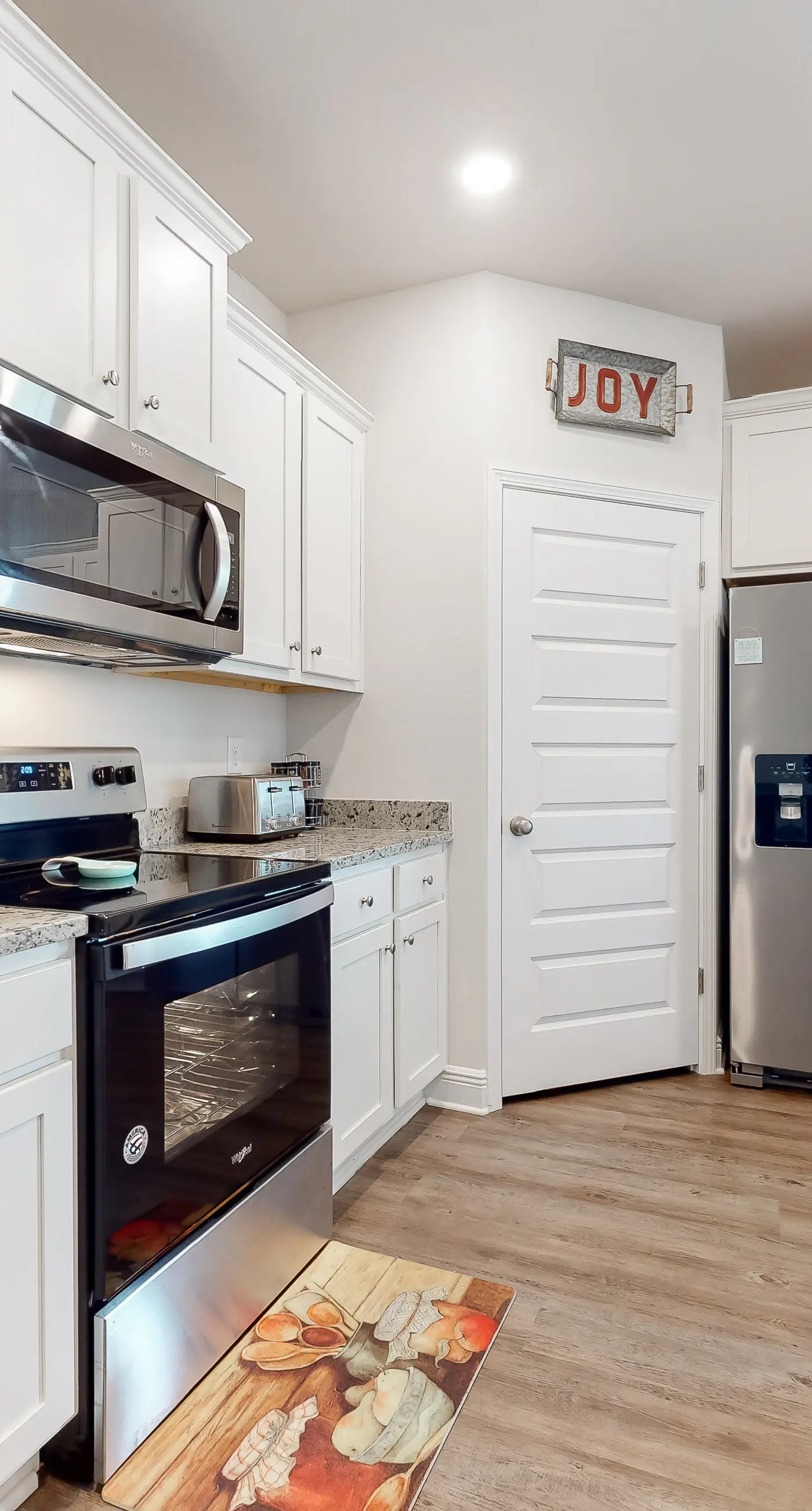 Lovely coastal home with pool access, fast WiFi, screened patio & great location