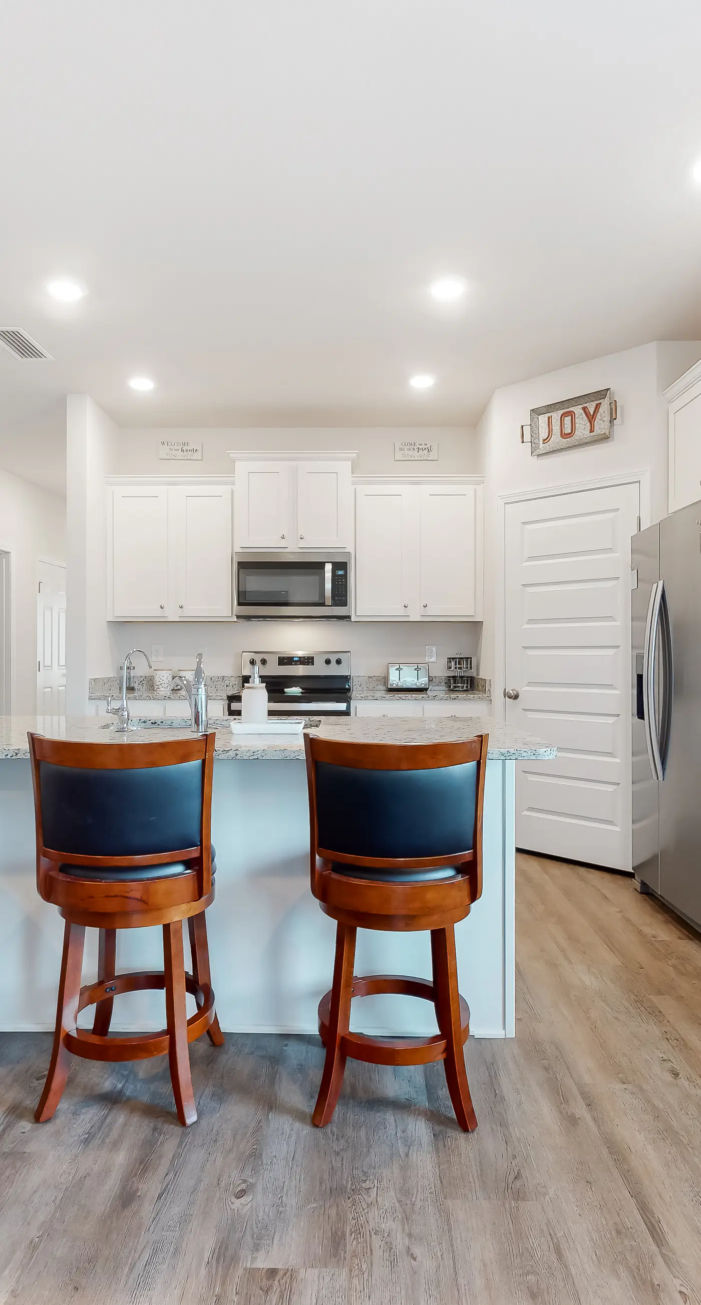 Lovely coastal home with pool access, fast WiFi, screened patio & great location