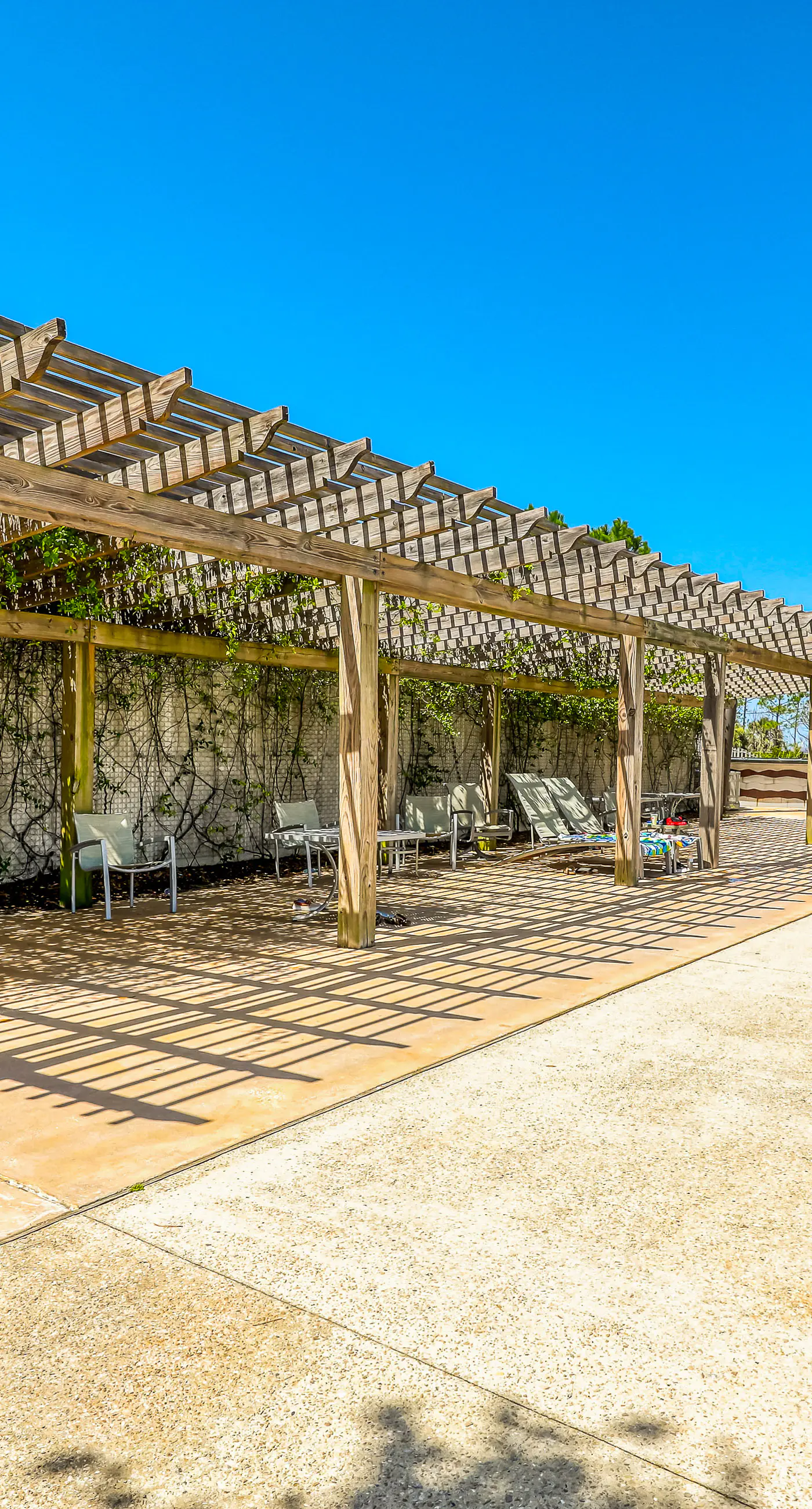Lovely coastal home with pool access, fast WiFi, screened patio & great location