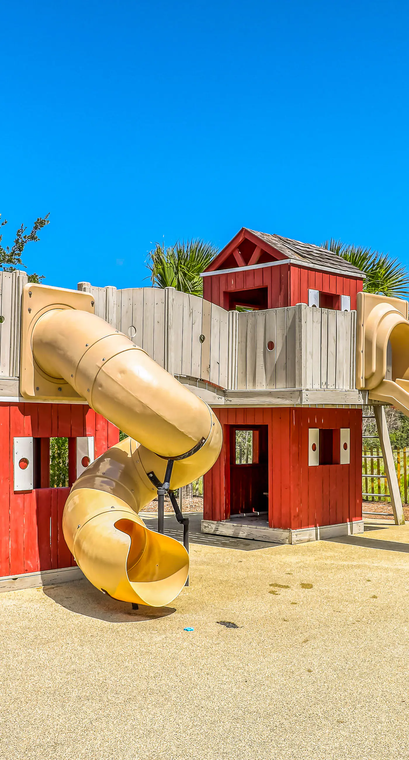 Lovely coastal home with pool access, fast WiFi, screened patio & great location