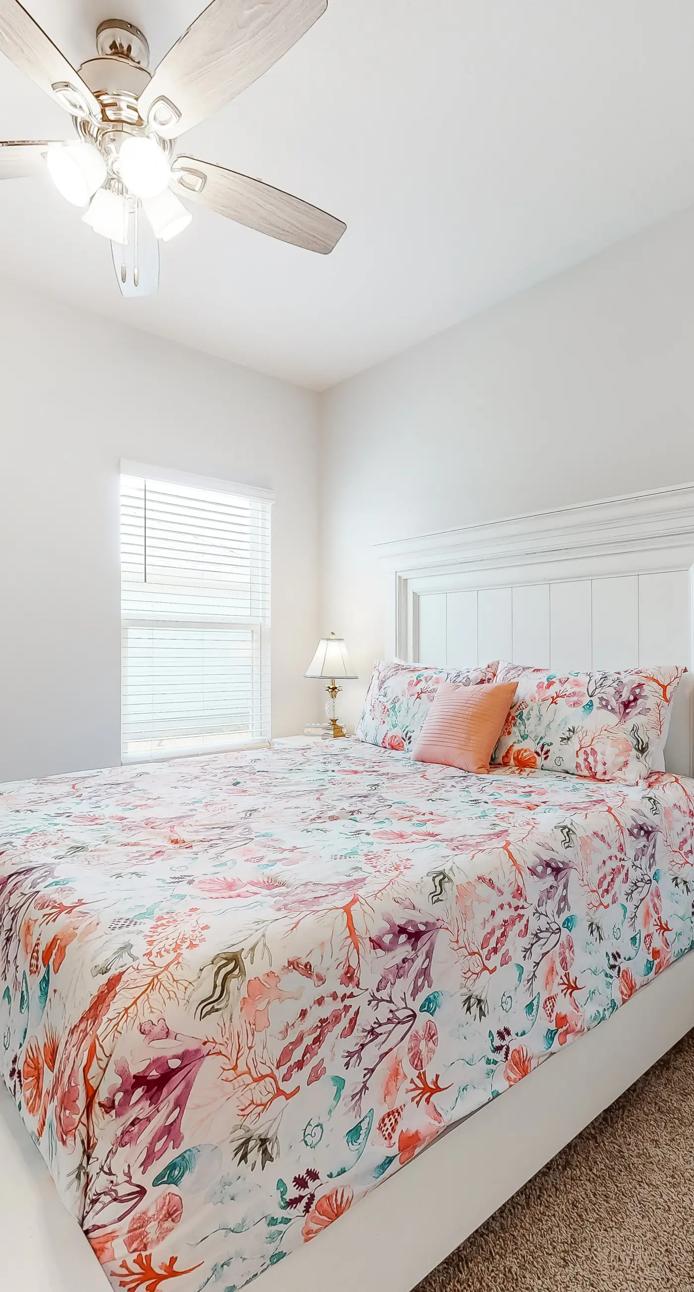 Lovely coastal home with pool access, fast WiFi, screened patio & great location