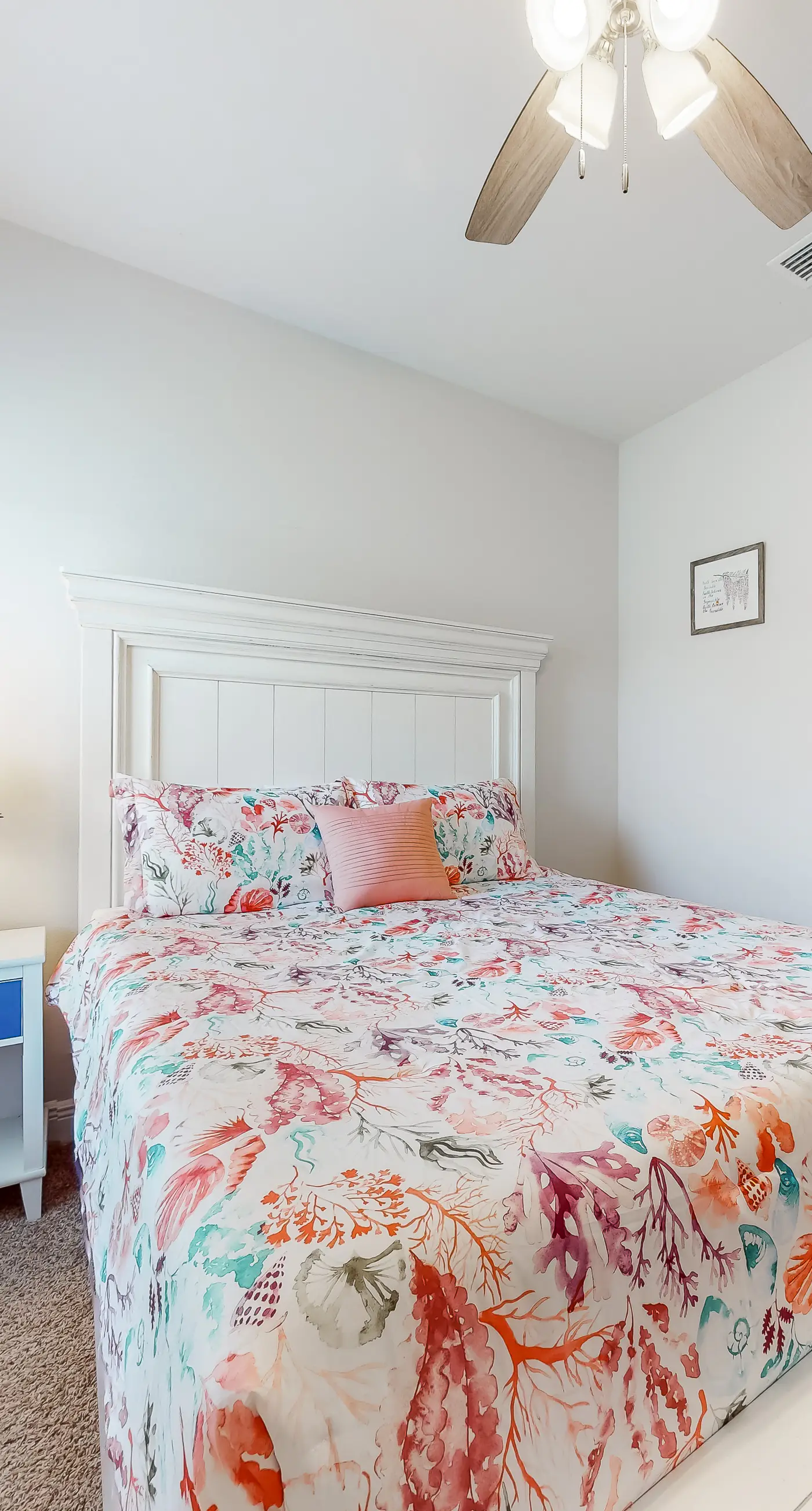 Lovely coastal home with pool access, fast WiFi, screened patio & great location