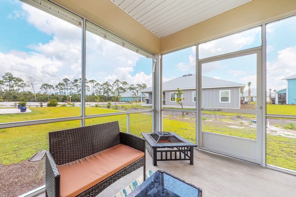 Lovely coastal home with pool access, fast WiFi, screened patio & great location