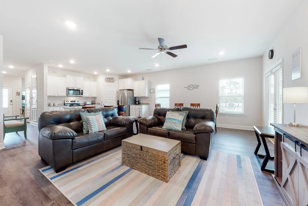 Lovely coastal home with pool access, fast WiFi, screened patio & great location