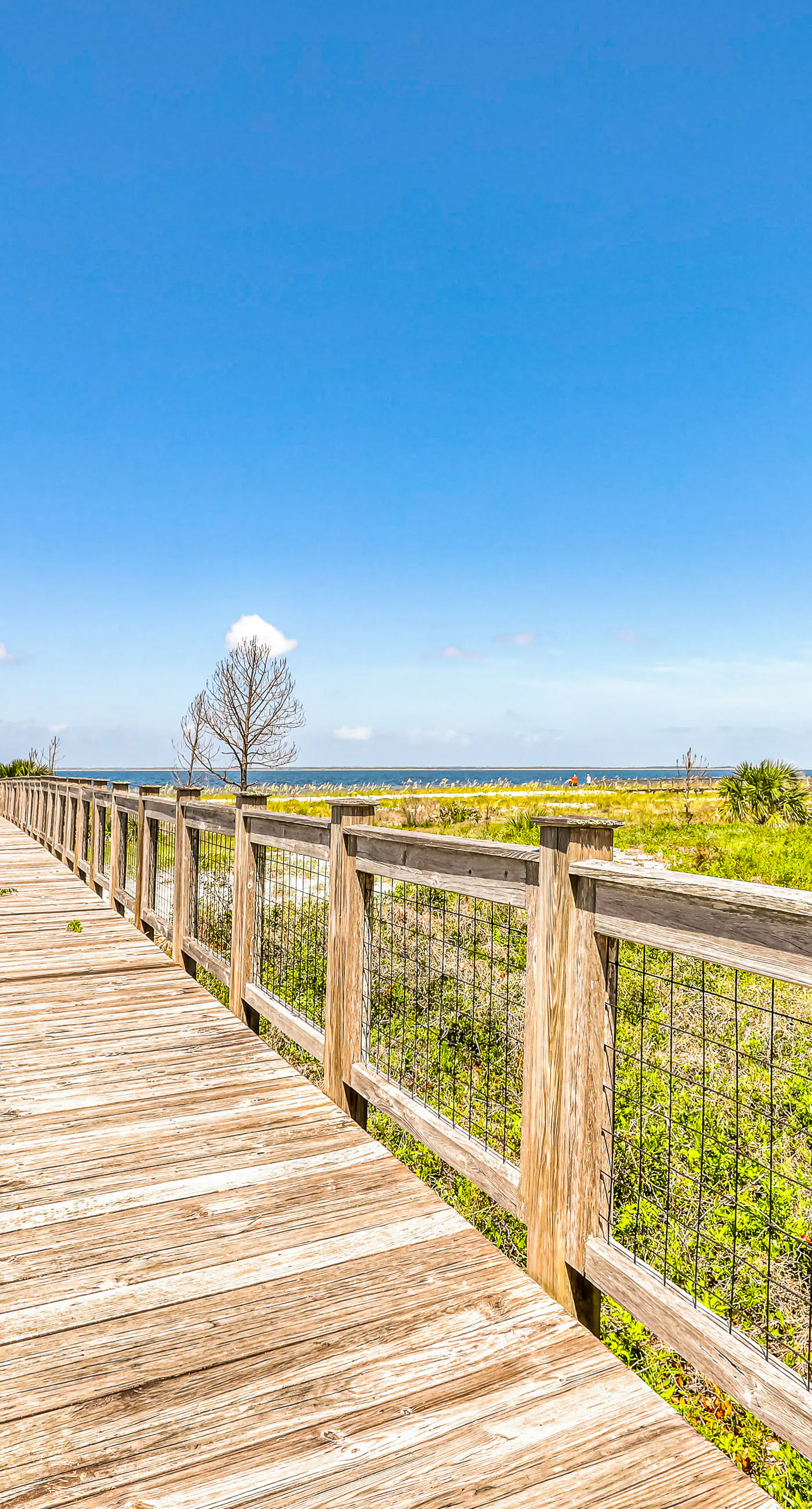 Lovely coastal home with pool access, fast WiFi, screened patio & great location