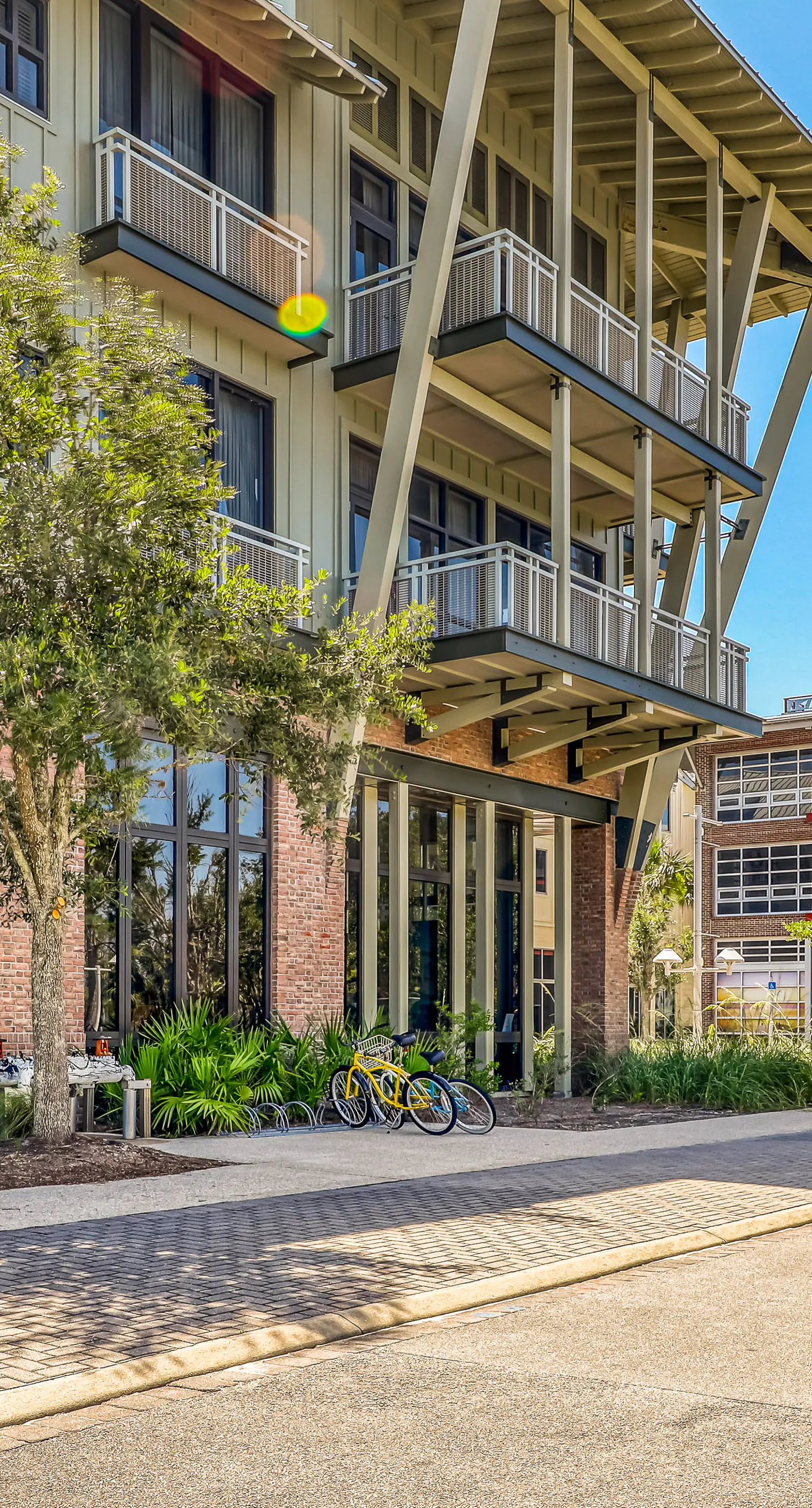 Lovely coastal home with pool access, fast WiFi, screened patio & great location