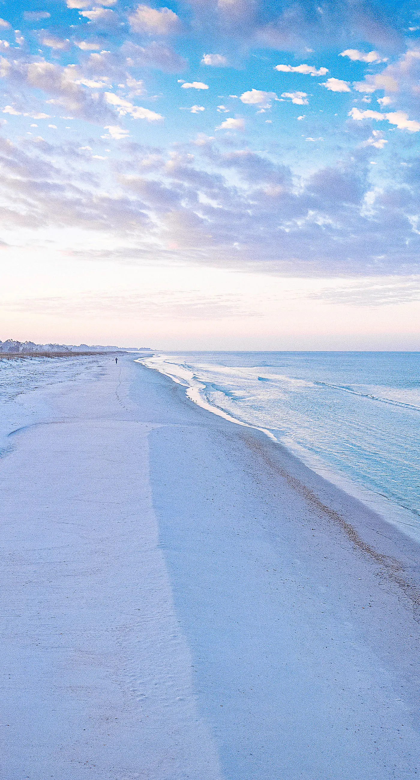 Lovely coastal home with pool access, fast WiFi, screened patio & great location
