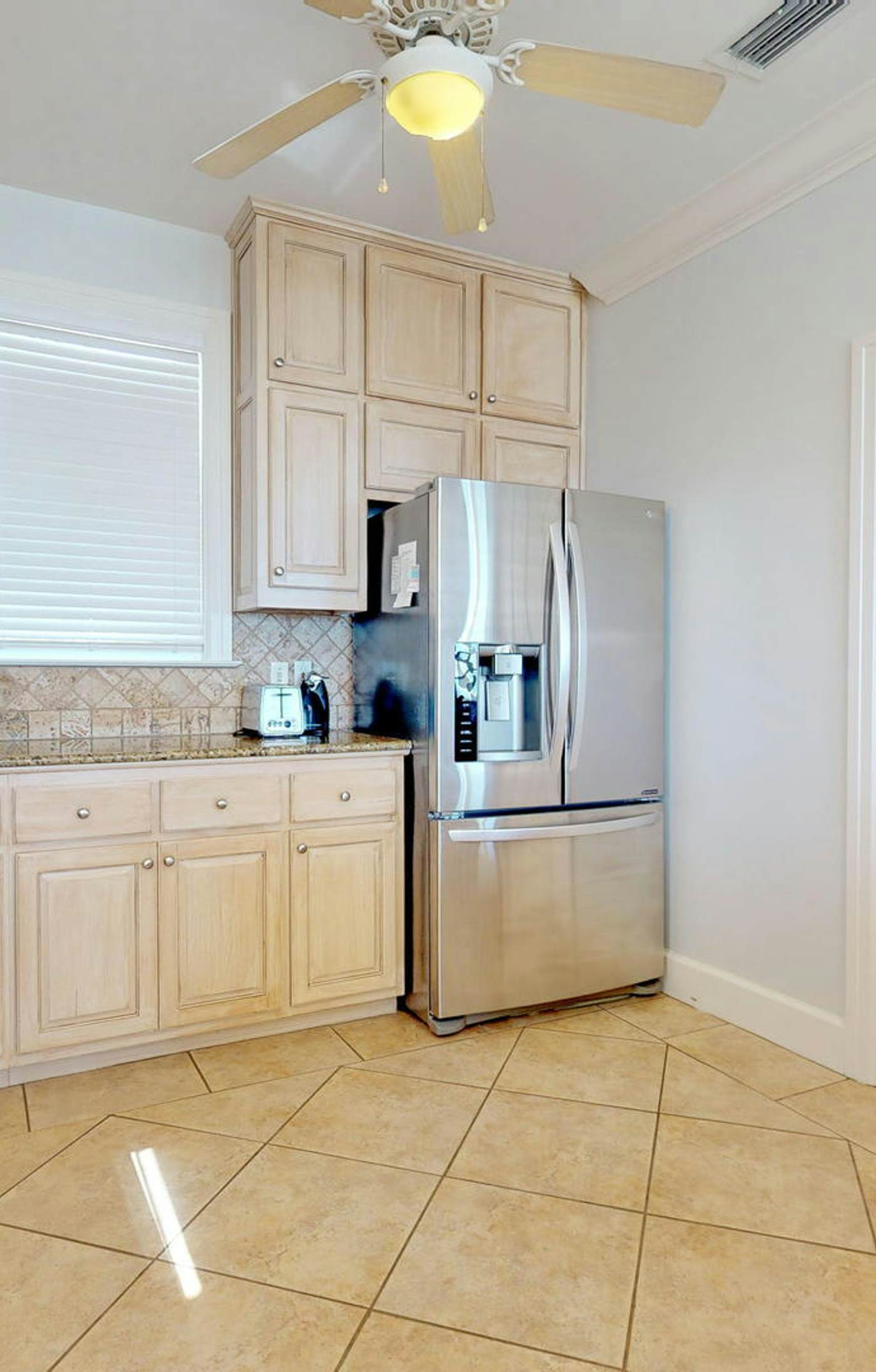 Upscale beachfront home with private hot tub, grill, on-site pools, gym, dogs OK