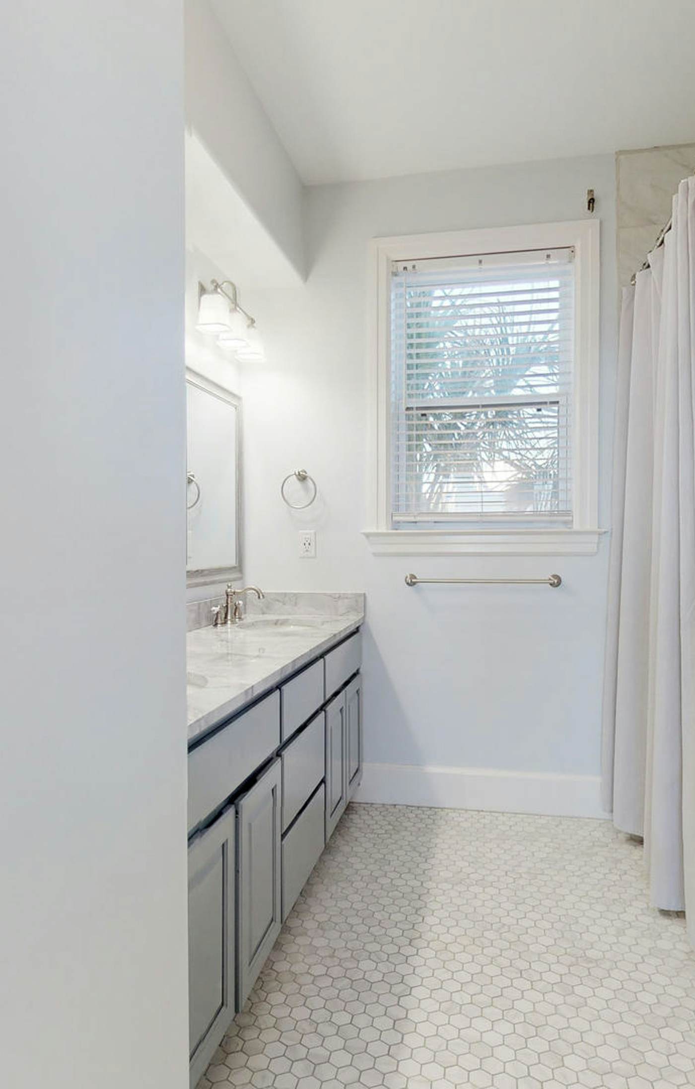 Upscale beachfront home with private hot tub, grill, on-site pools, gym, dogs OK