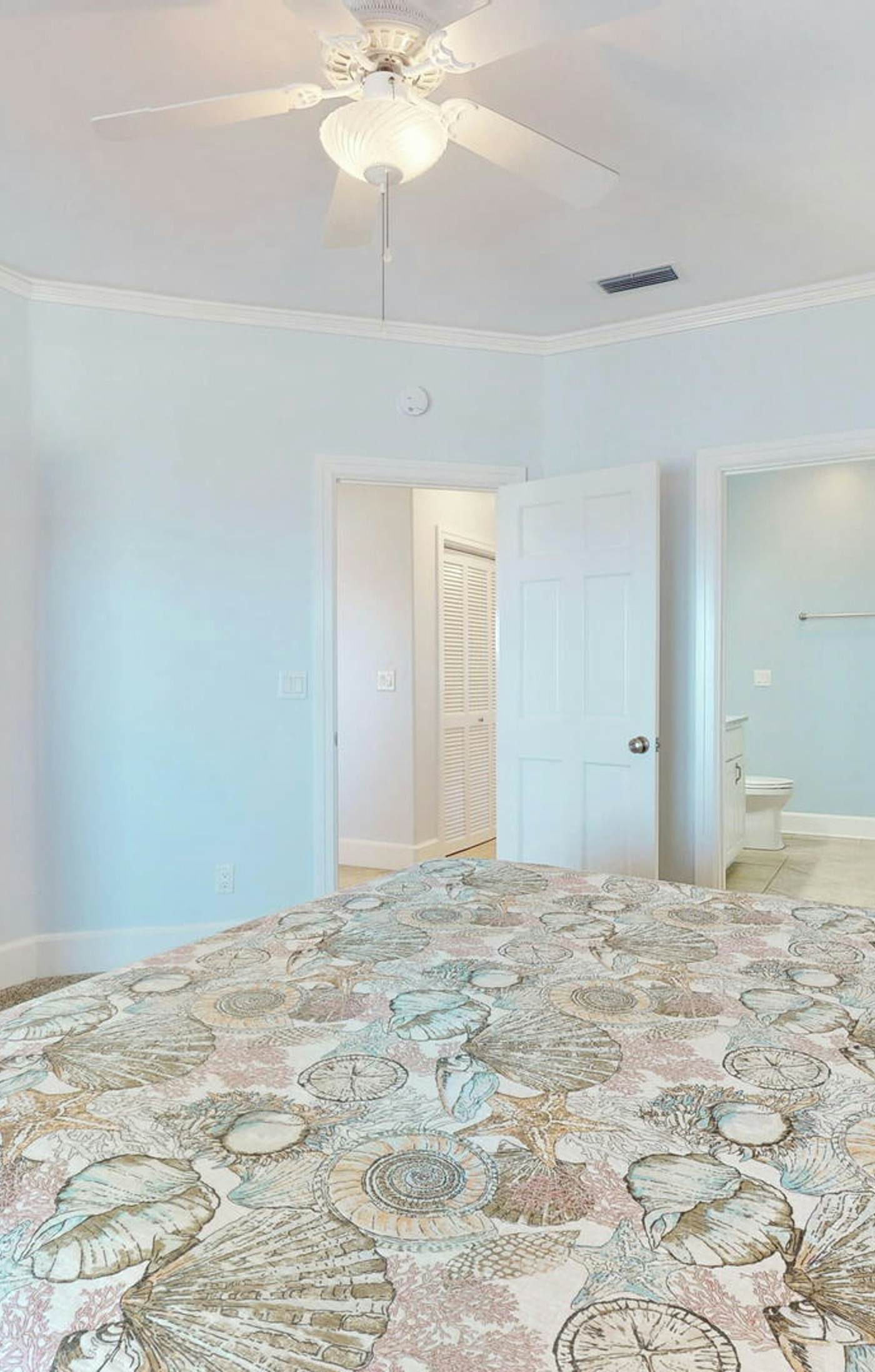 Upscale beachfront home with private hot tub, grill, on-site pools, gym, dogs OK